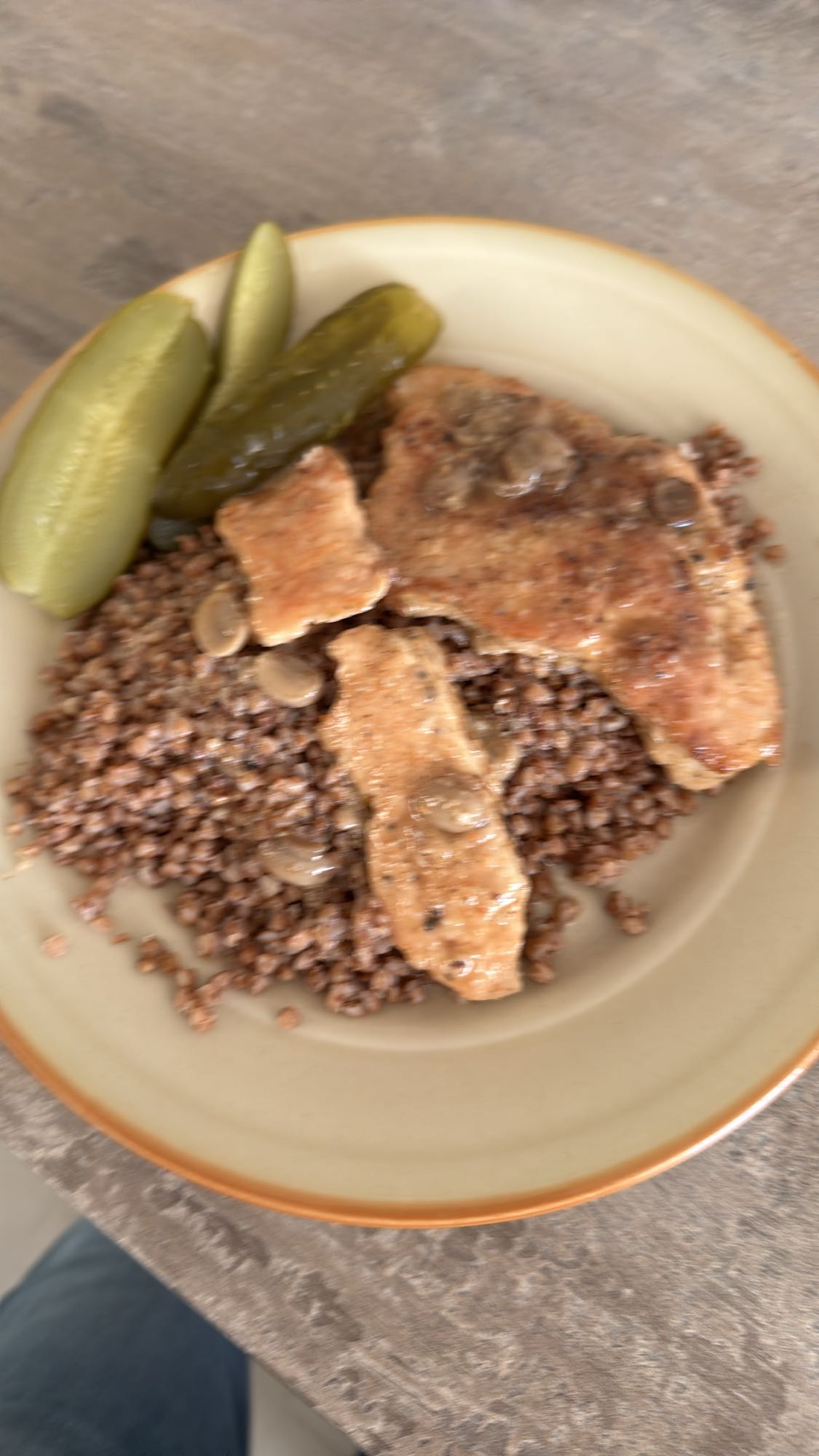 Kasza z mięsem i ogórkiem