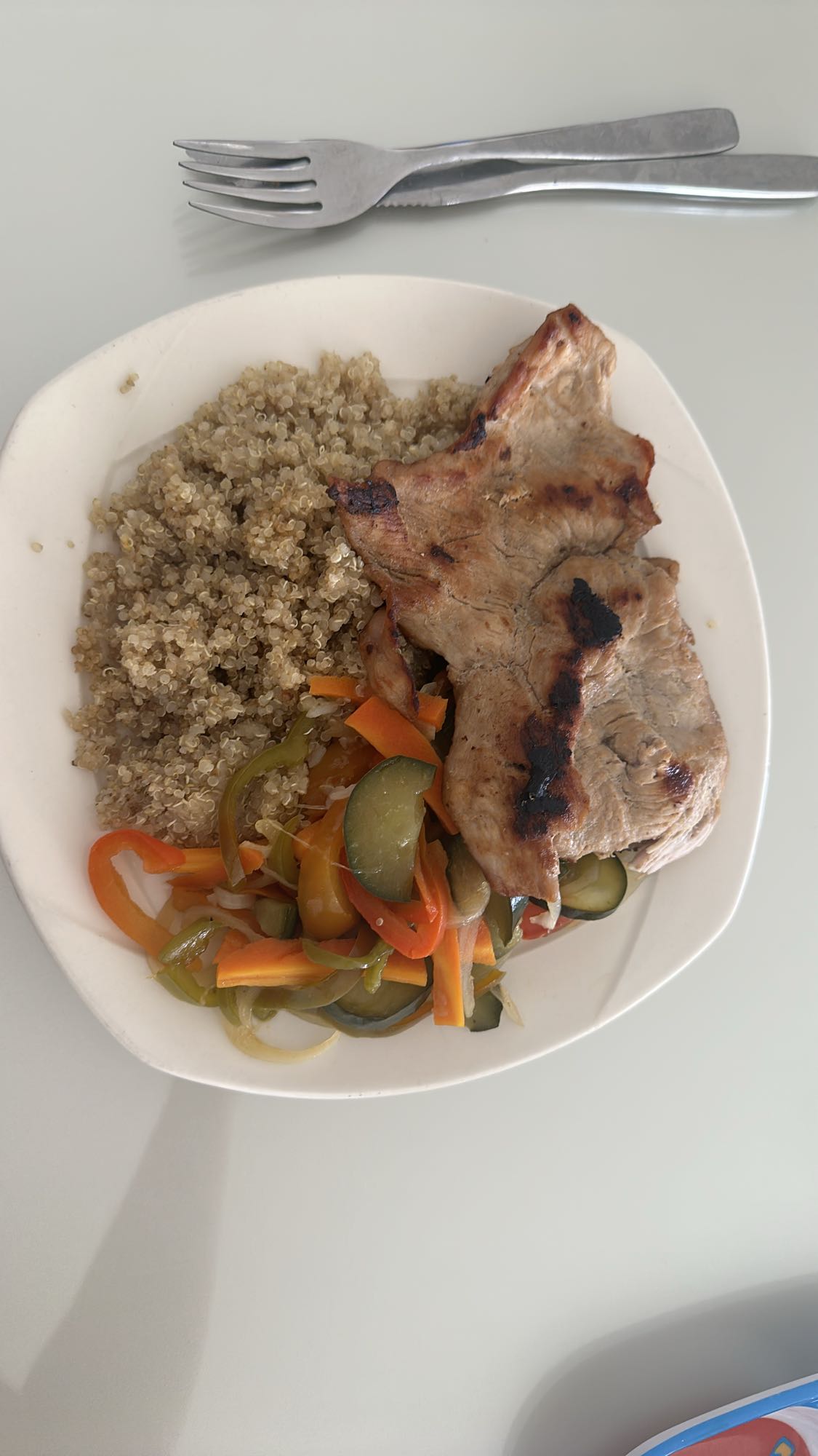 Cerdo, quinoa y verduras