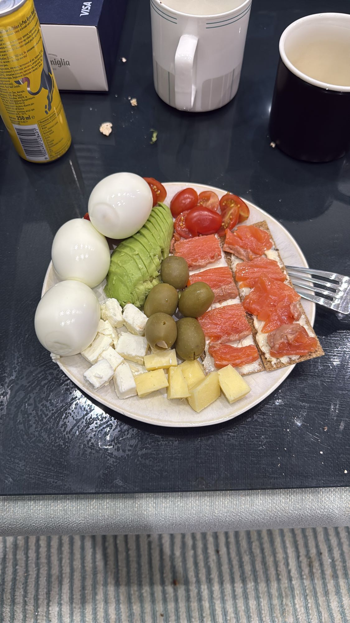 Завтрак с яйцами и лососем