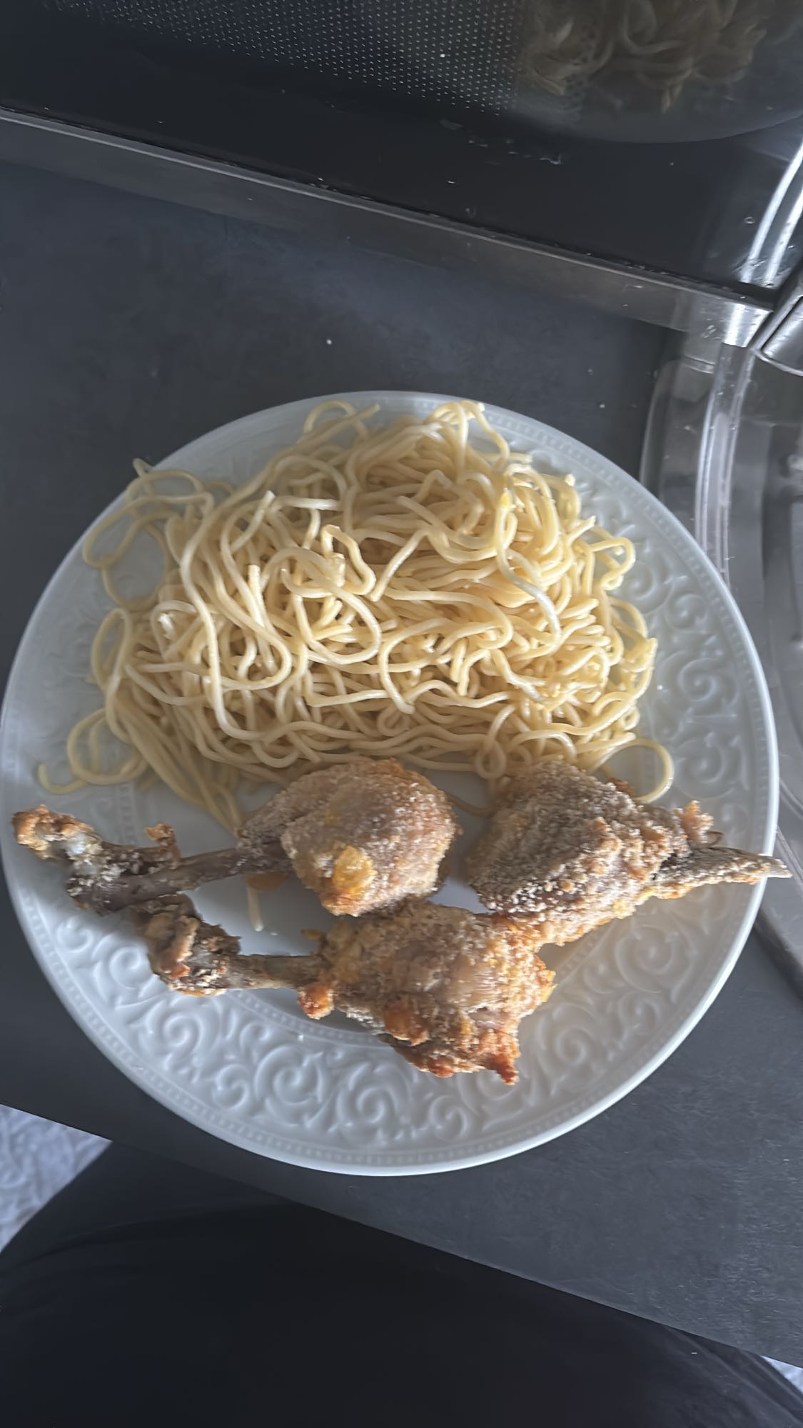 Nudeln mit gebratenem Hähnchen