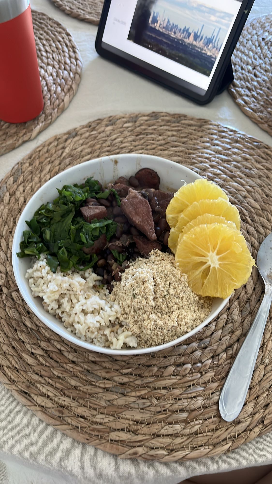 Feijoada con arroz integral, cerdo, costilla y naranja