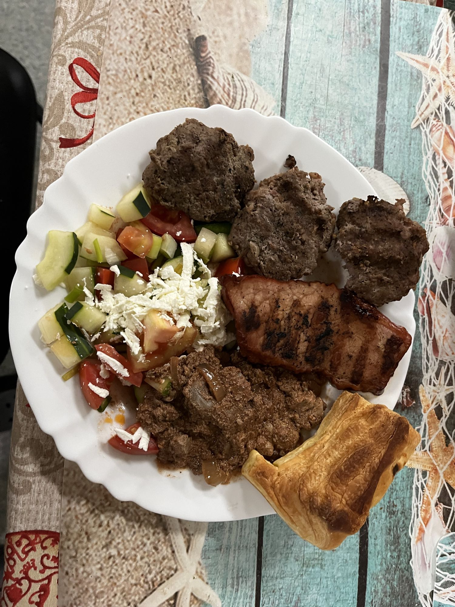 Мясное ассорти с салатом