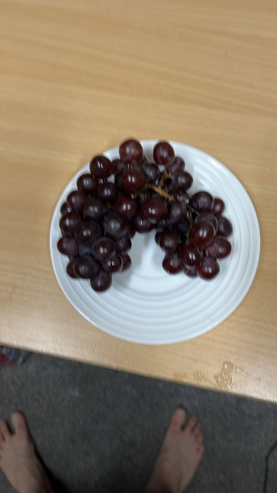 Тарелка с виноградом