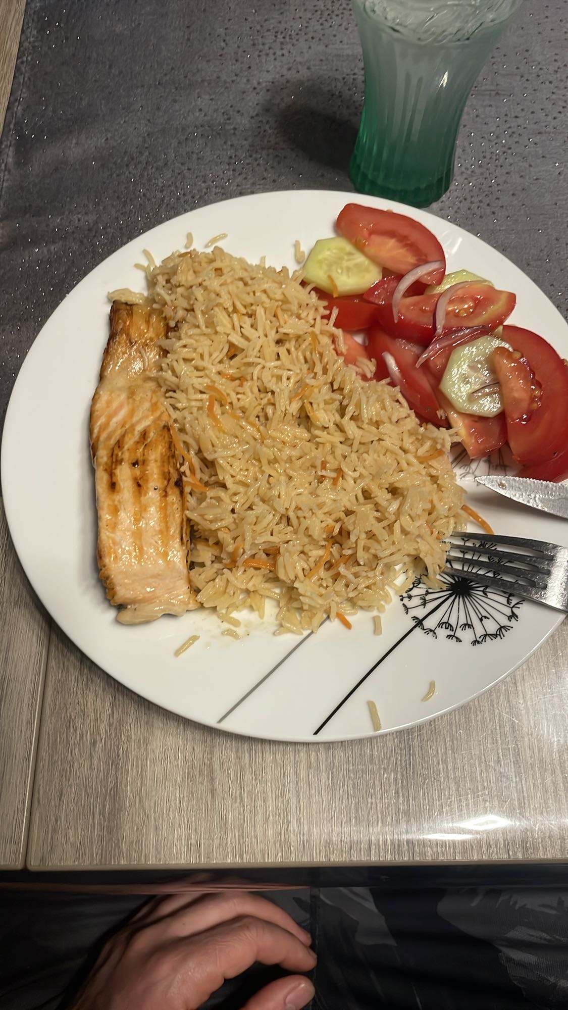 Saumon avec riz et salade