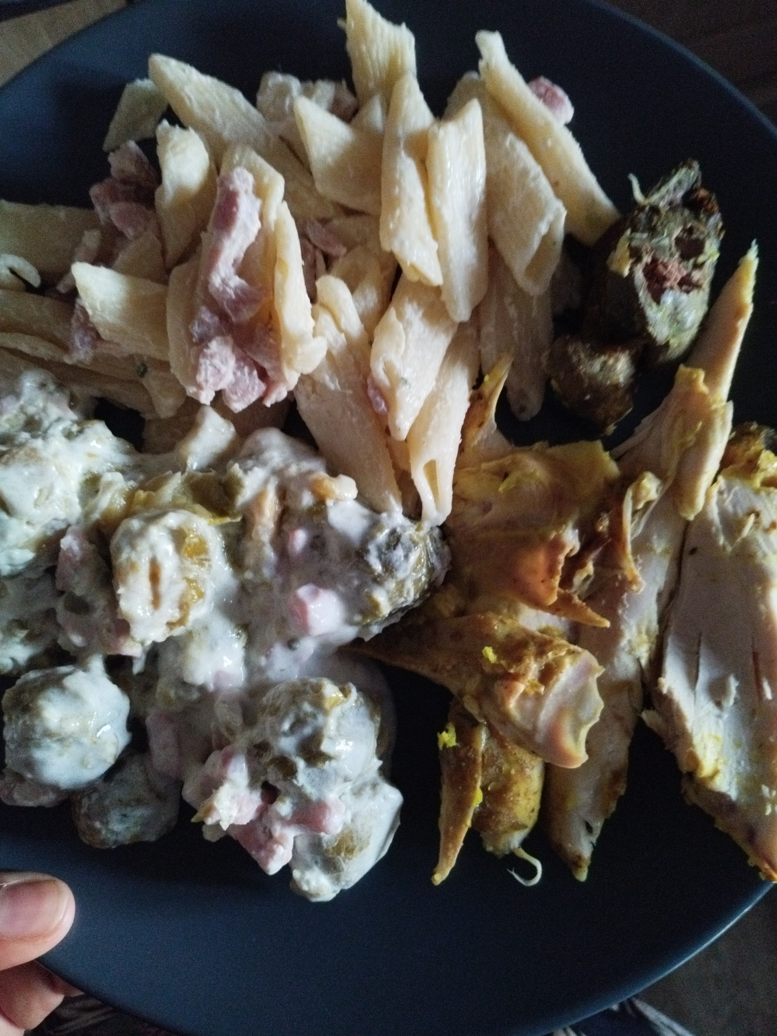 Assiette poulet pâtes sauce