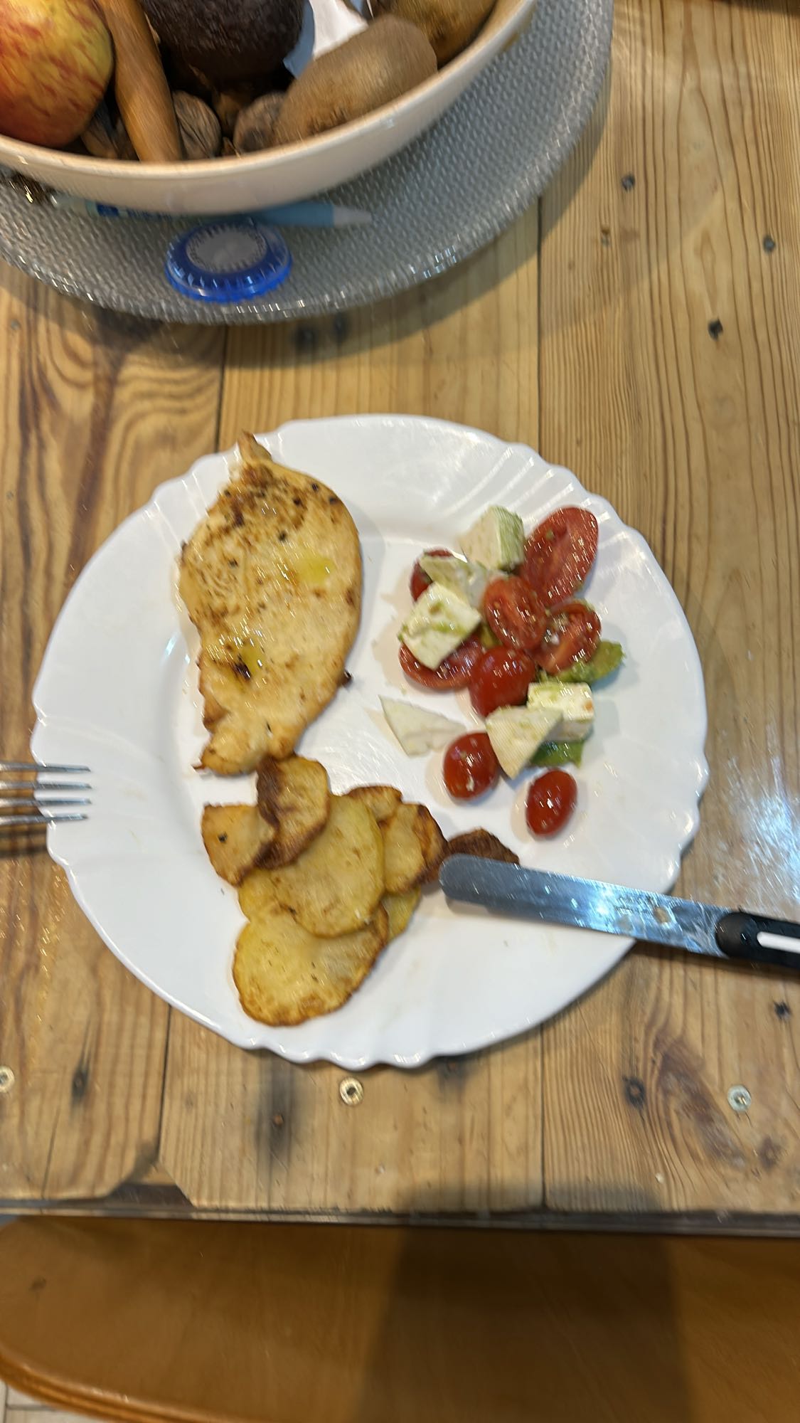 Pollo con ensalada y papas