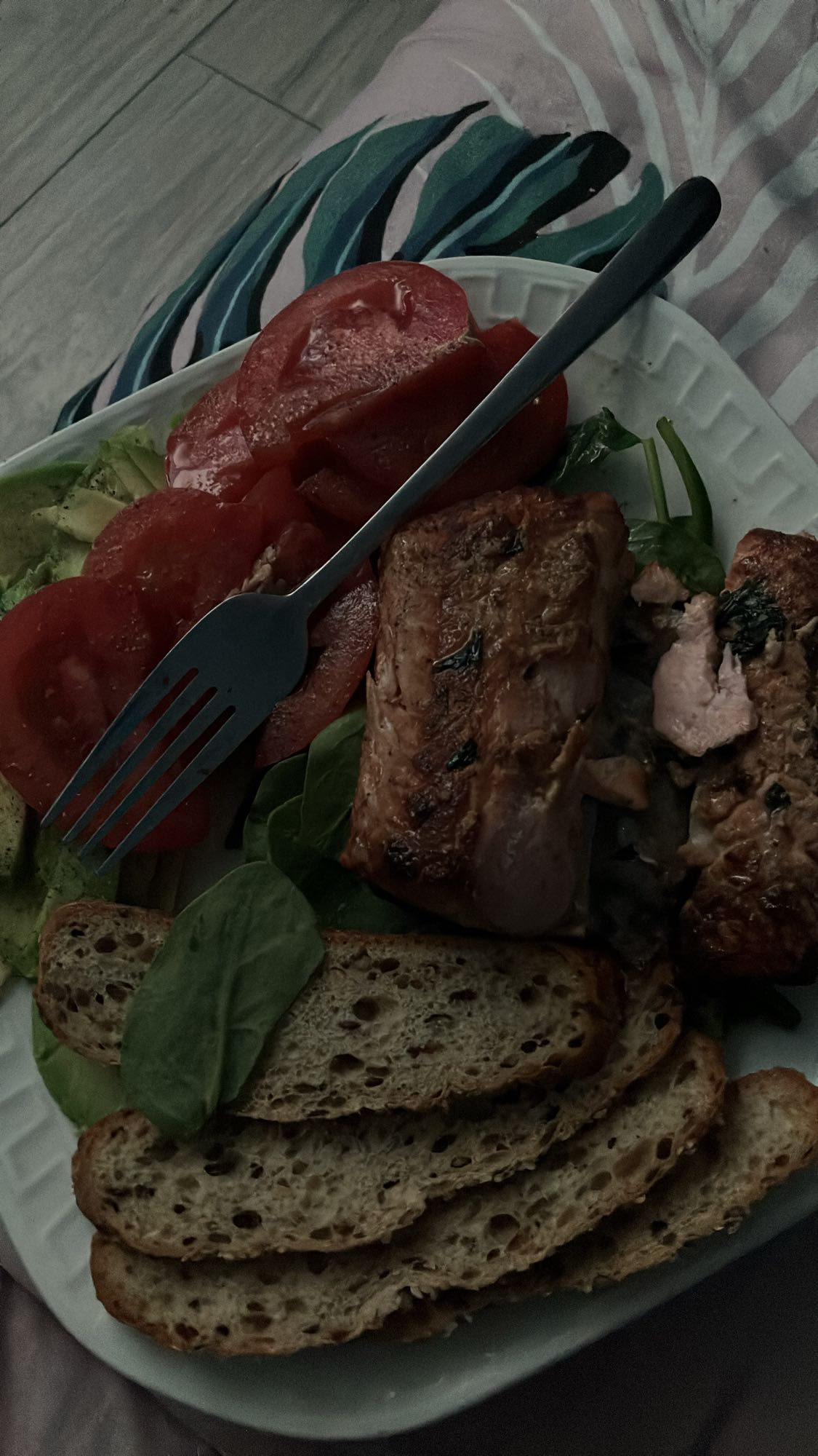 Łosoś z warzywami i chlebem