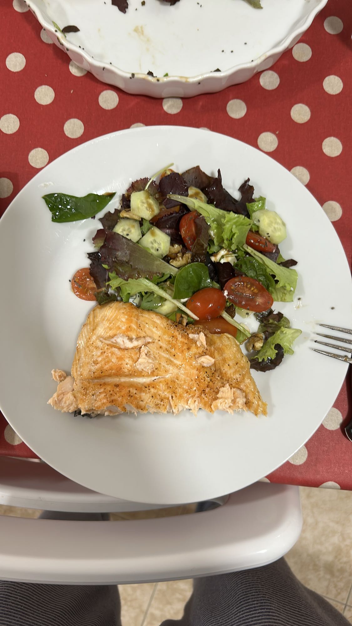 Salmón con ensalada fresca