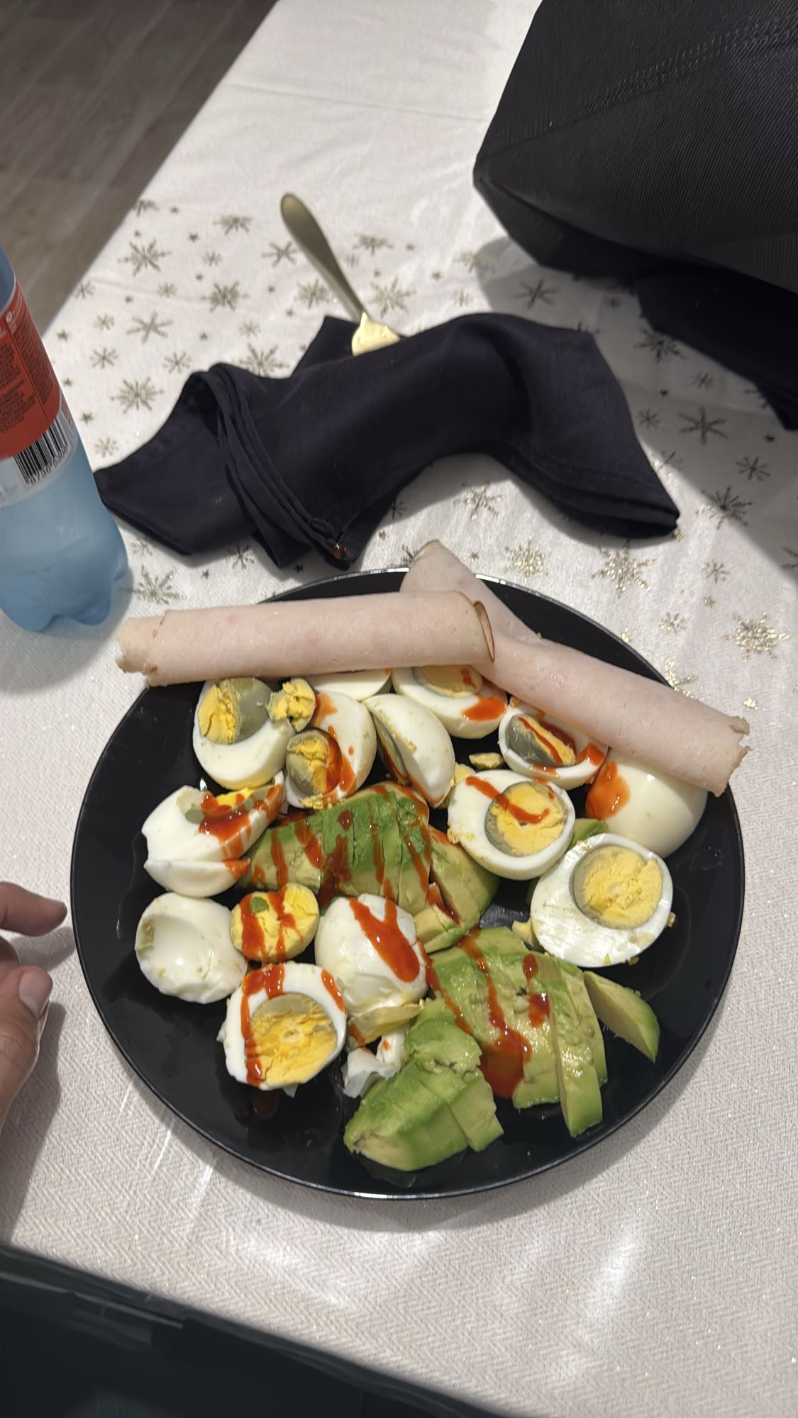 Oeufs avocat dinde sauce piquante