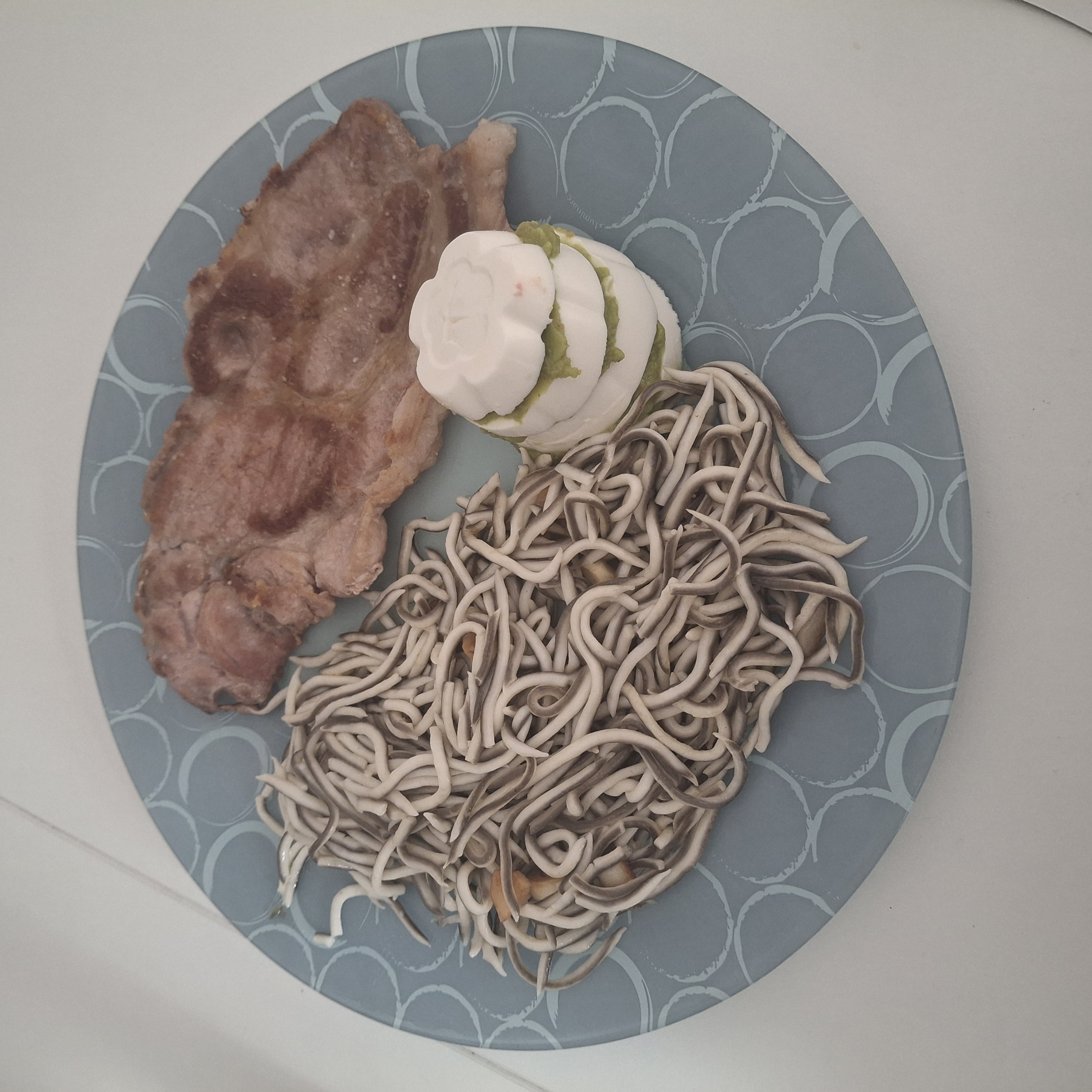 Cerdo con gulas, queso con guacamole