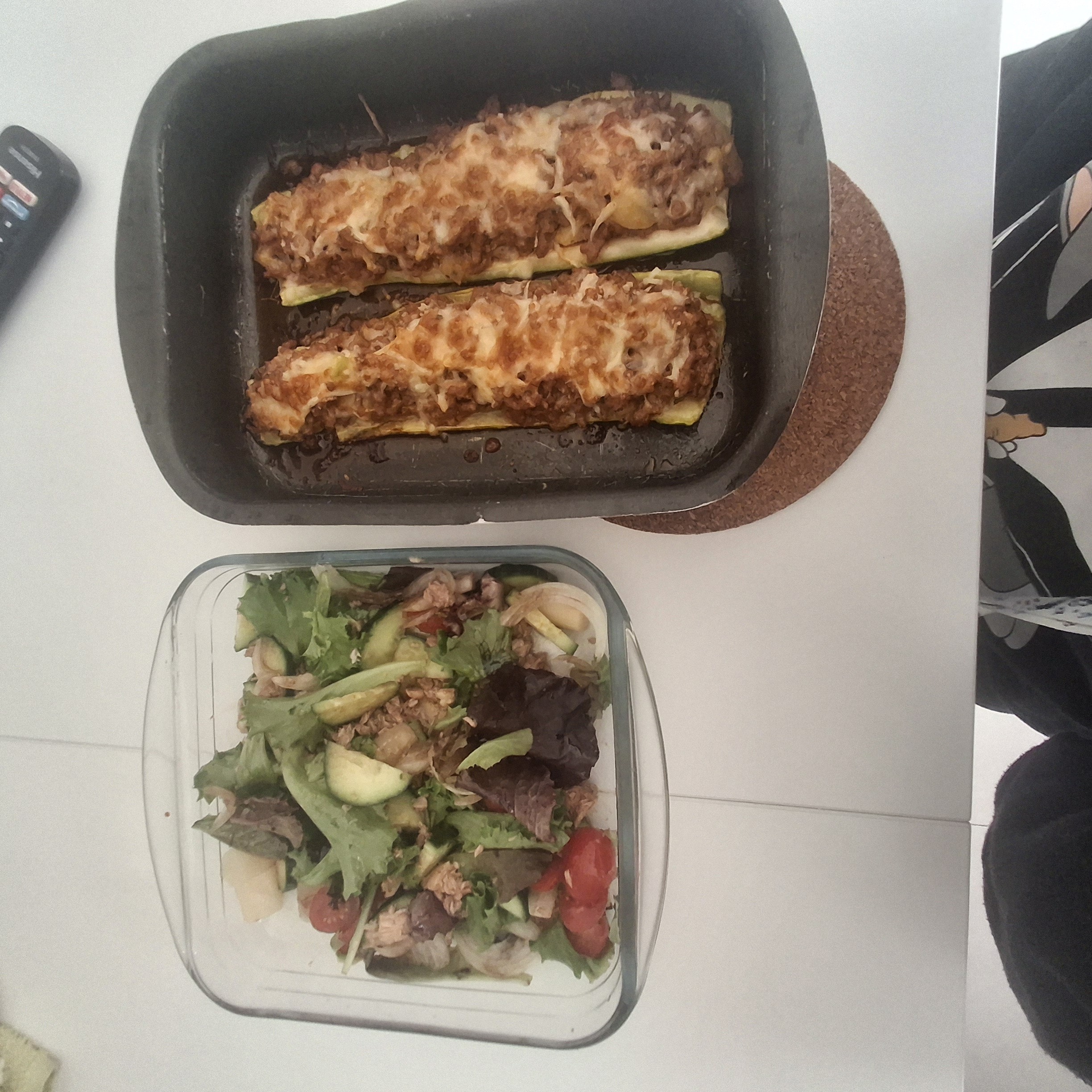 Calabacines rellenos y ensalada