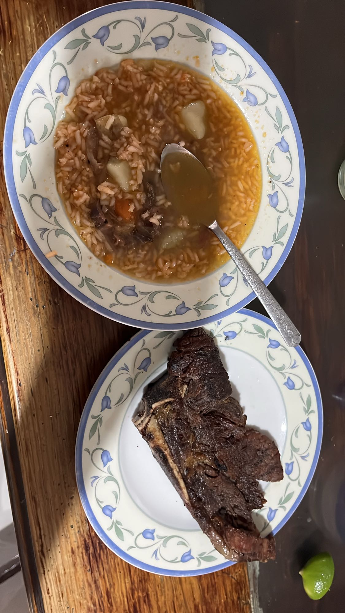 Caldo con arroz y res