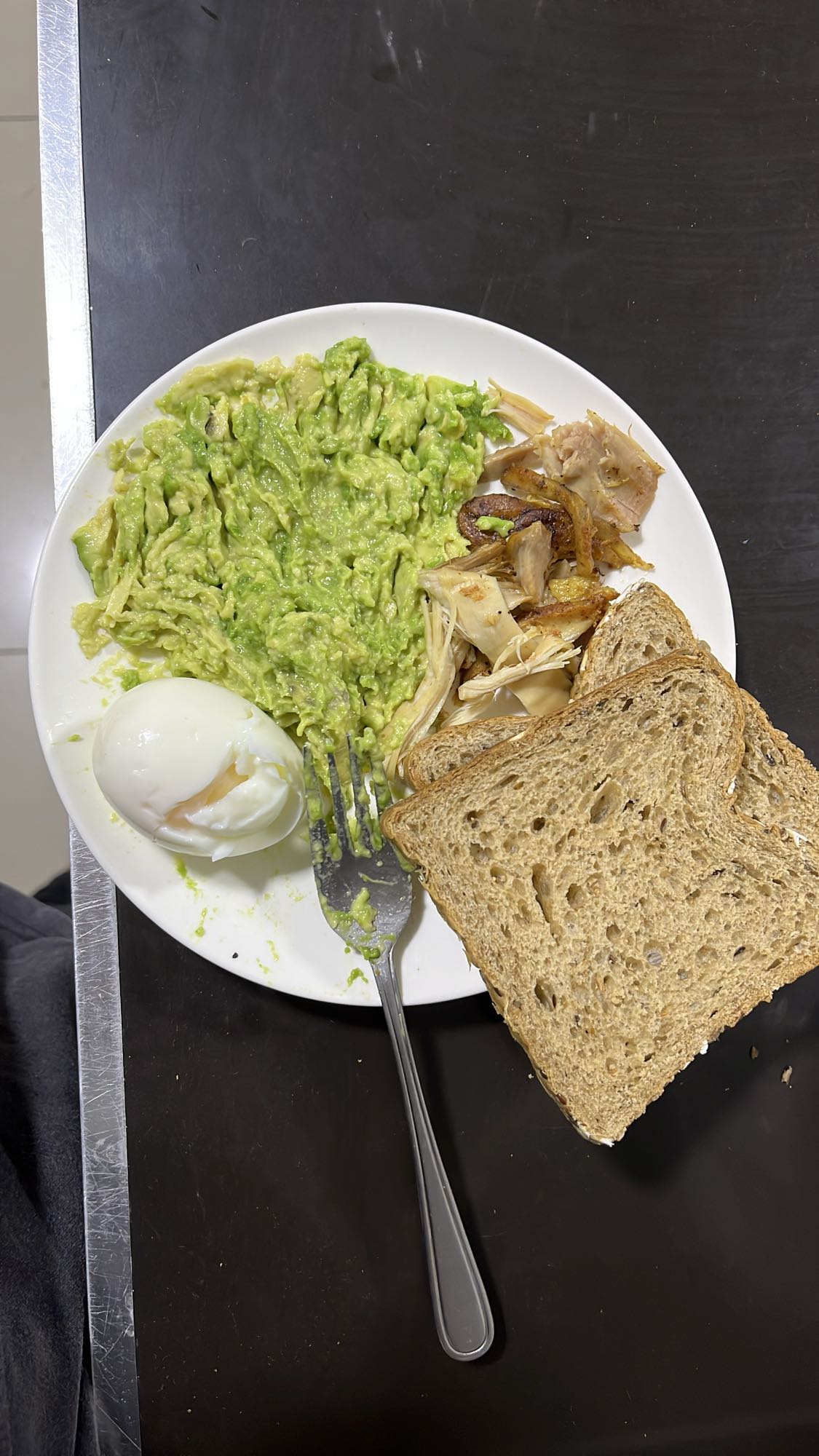 Tostadas con aguacate y pollo