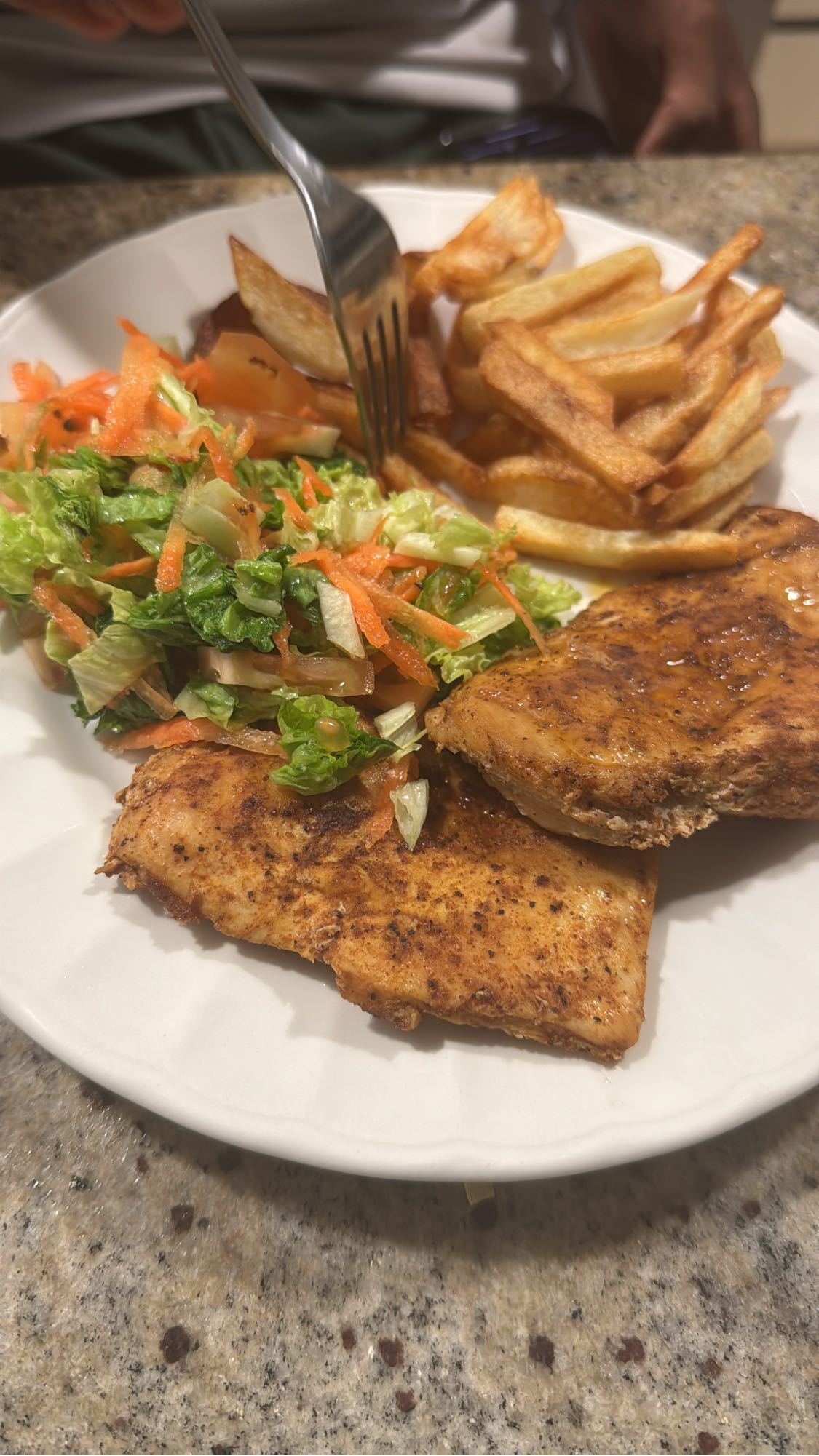 Pollo, papas y ensalada