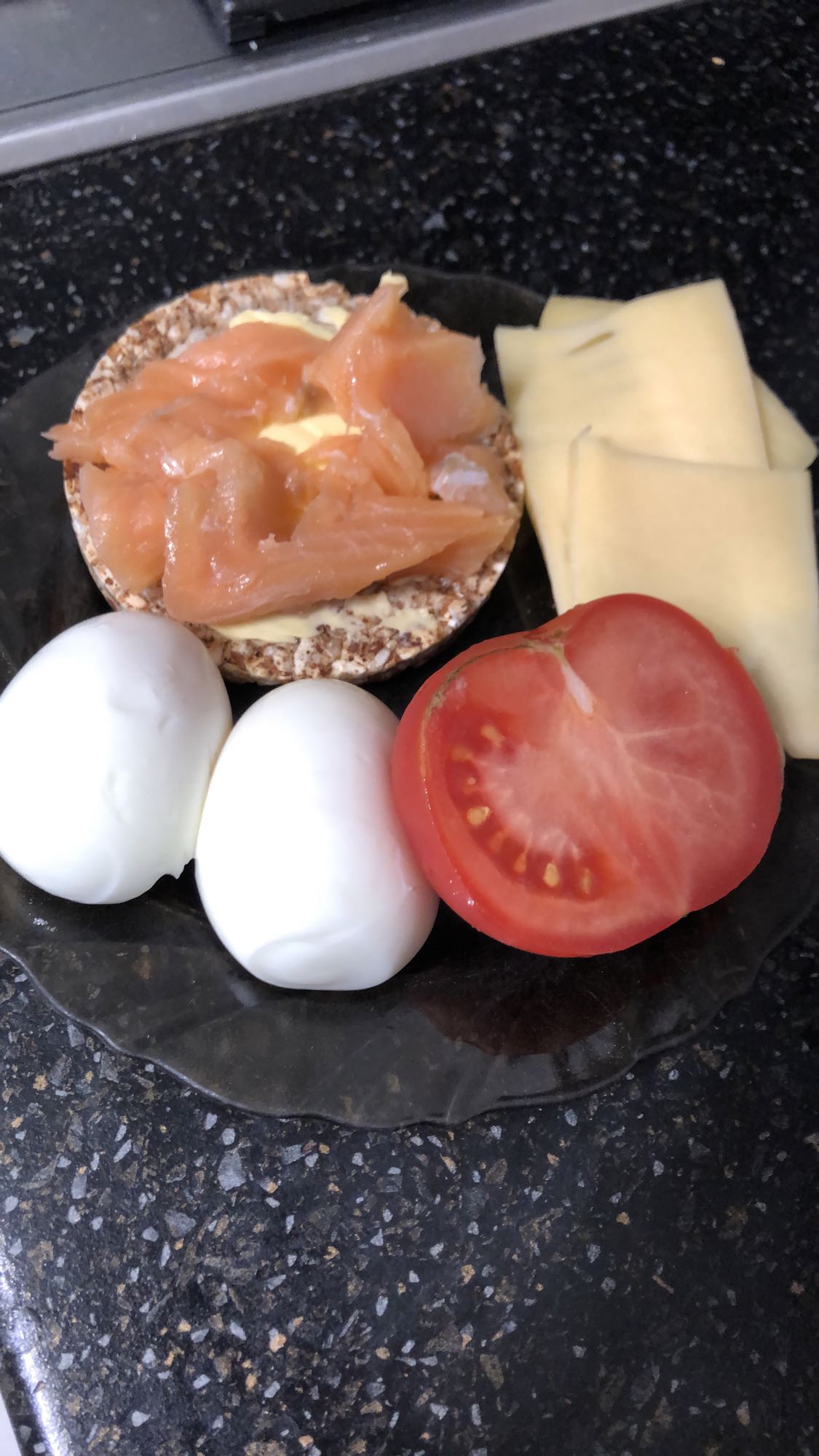 Завтрак с рыбой и яйцами