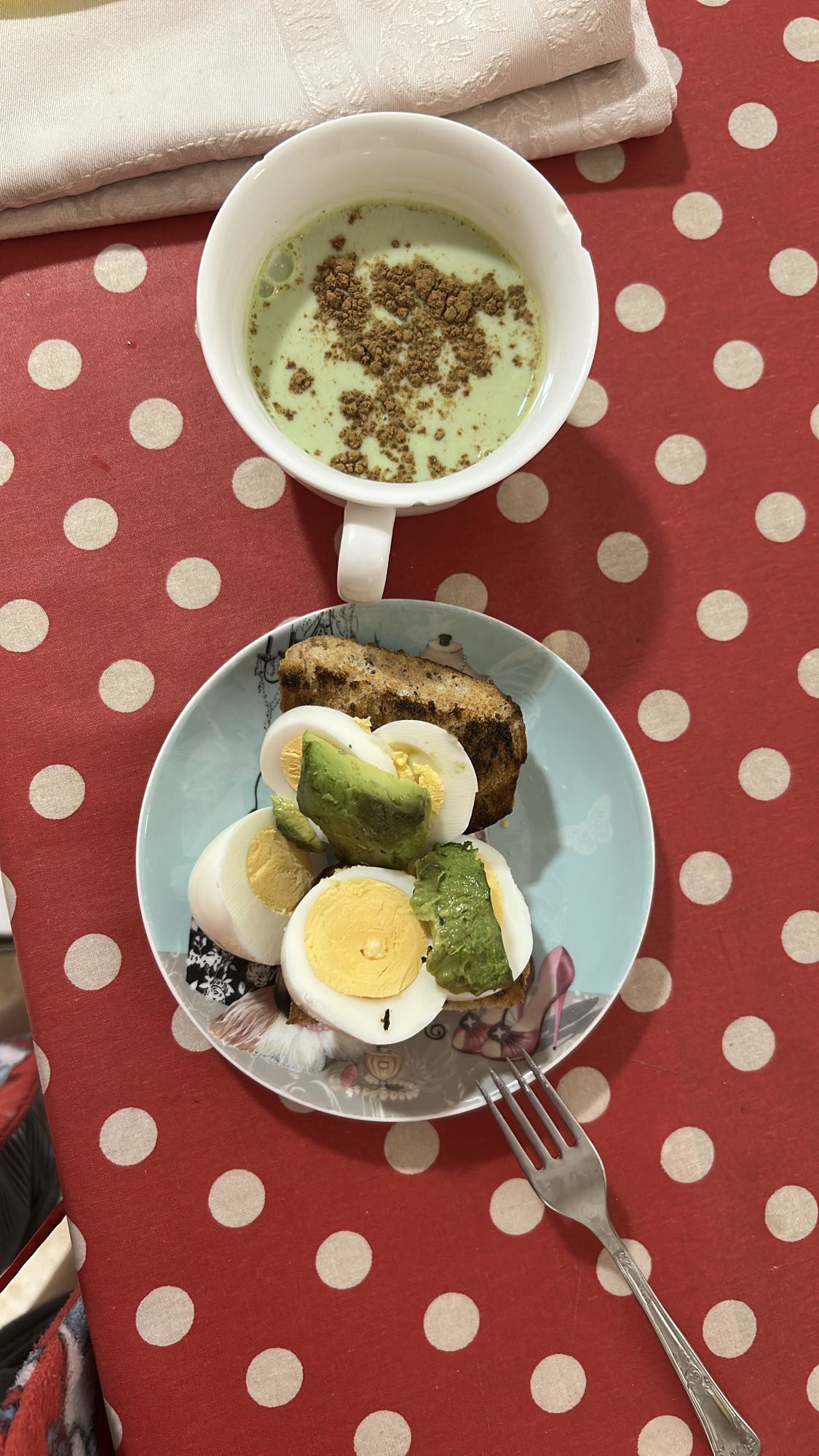 Desayuno con huevo y aguacate