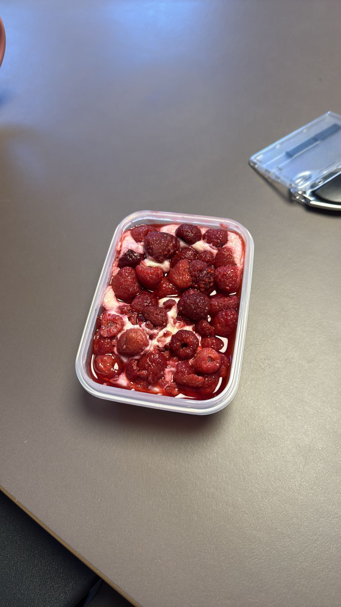 Kleine Portion High Protein Grießpudding ohne Zuckerzusatz und Himbeeren