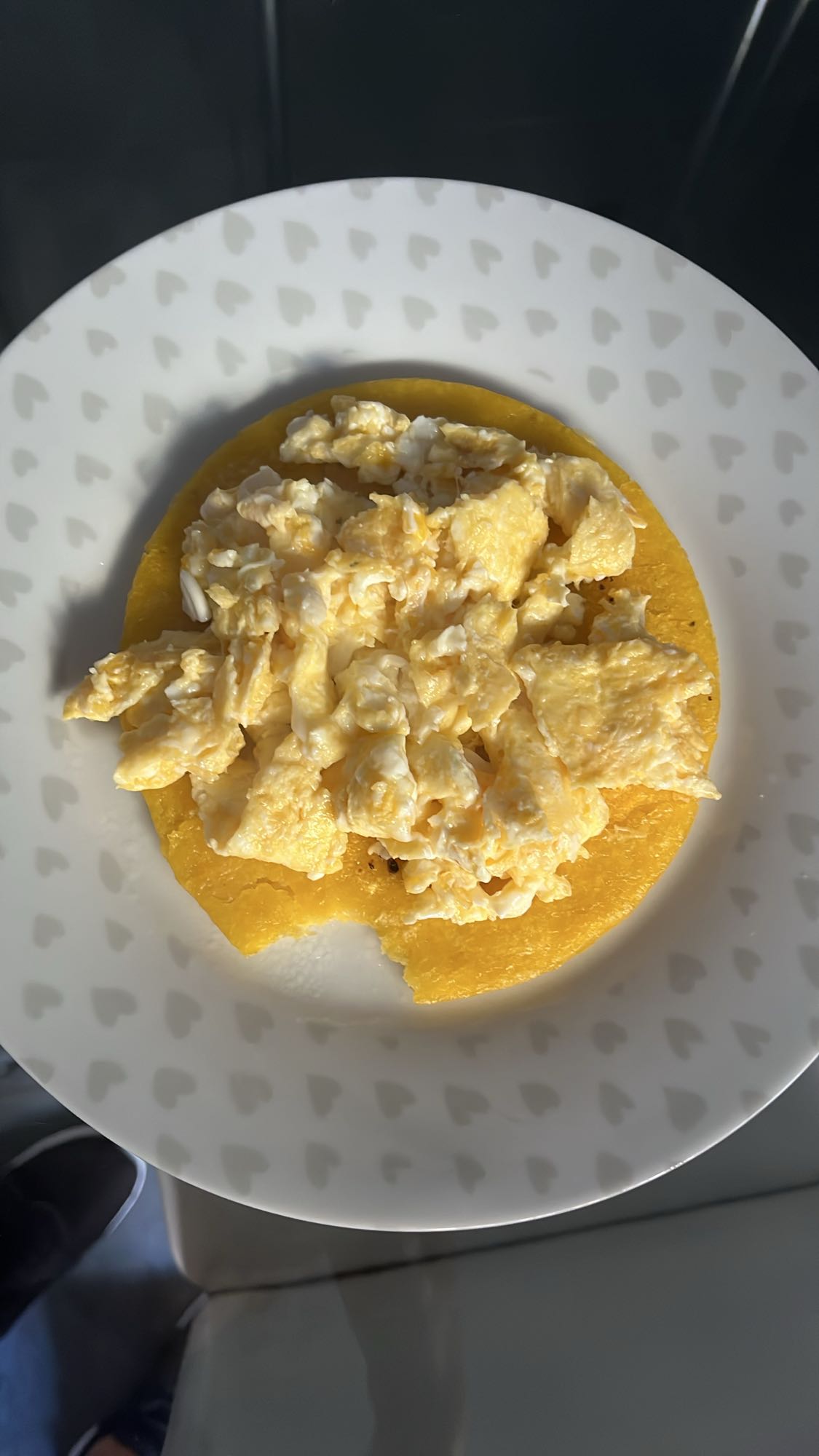 Arepa con huevos revueltos