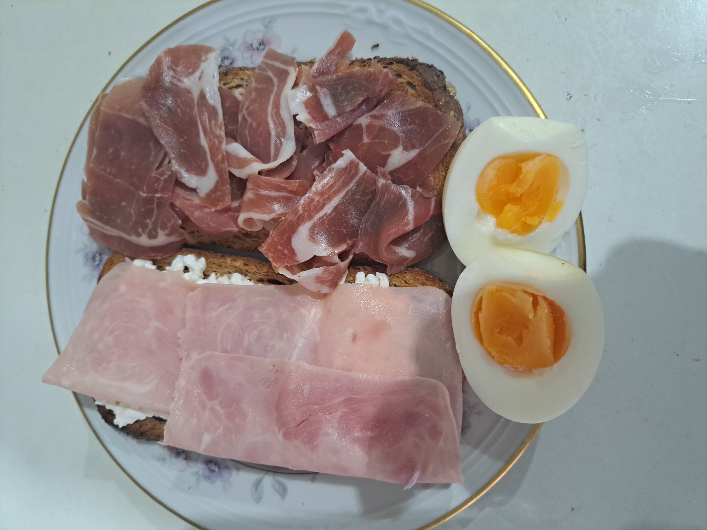 Tostadas con jamón y huevo