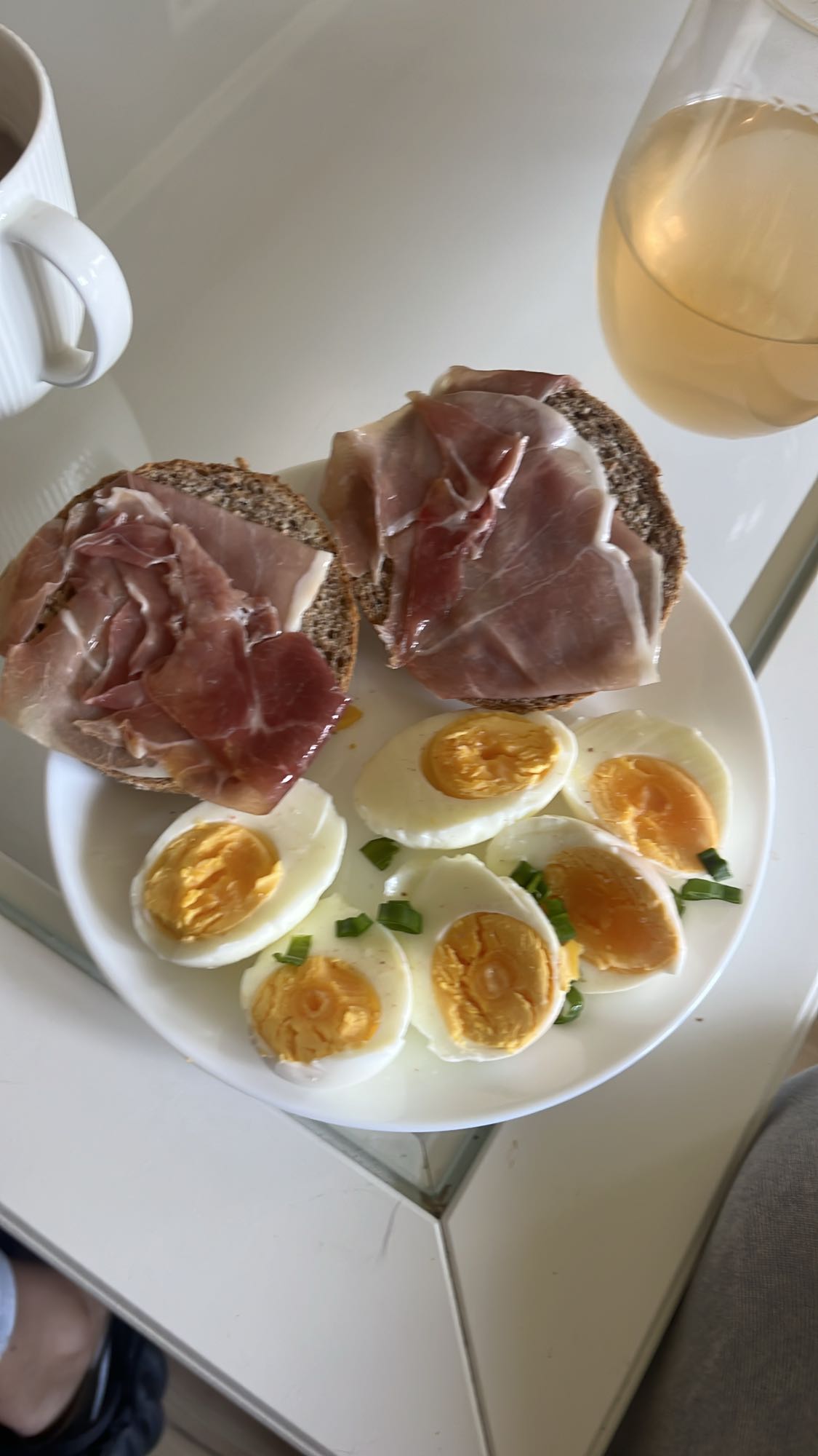 Jajka i kanapki z szynką