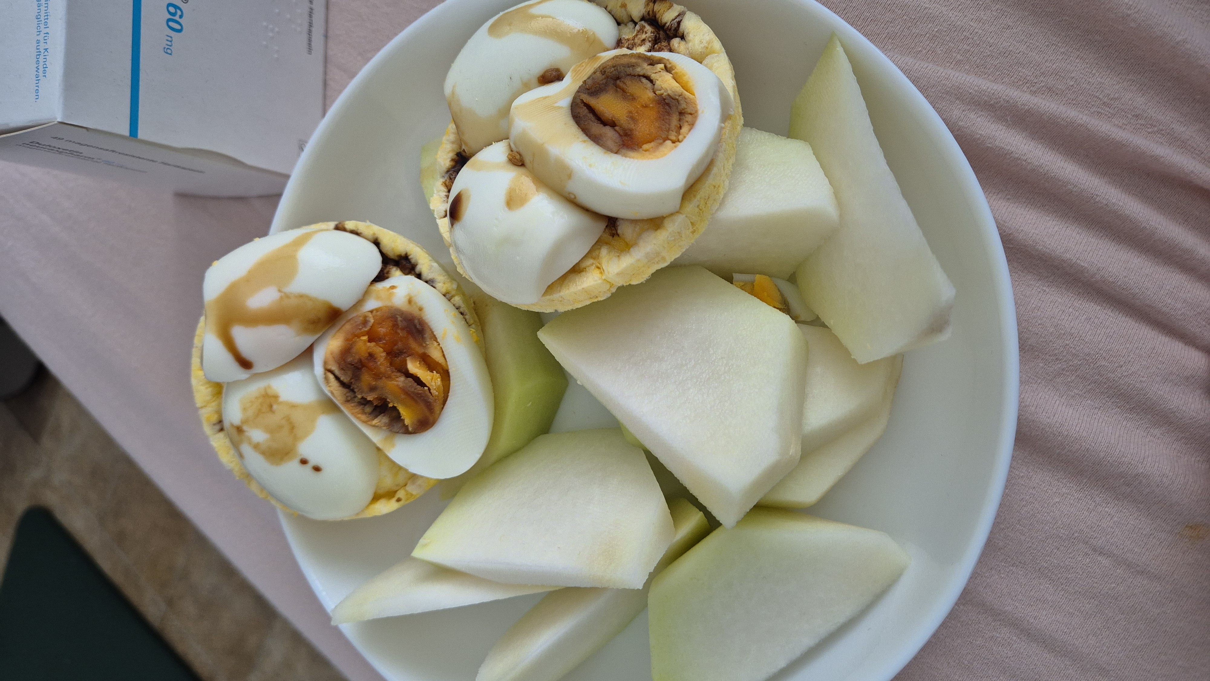 Huevos con fruta y arroz