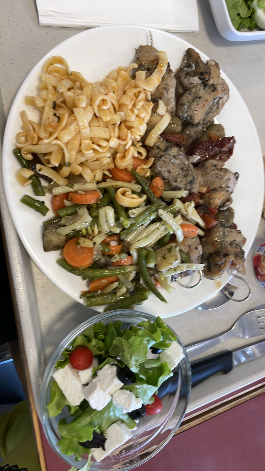 Brochettes, pâtes et salade