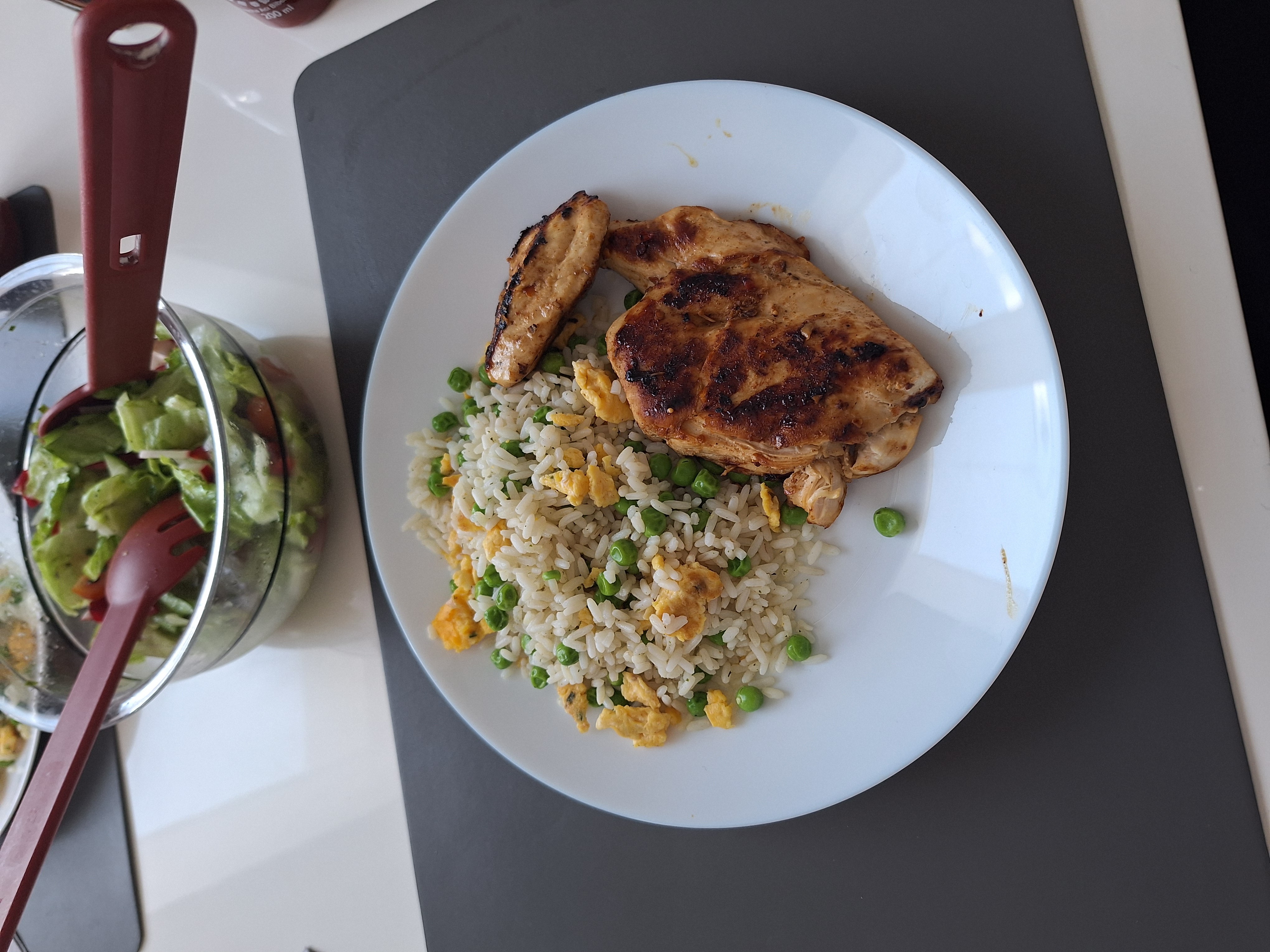 Pollo con arroz y ensalada