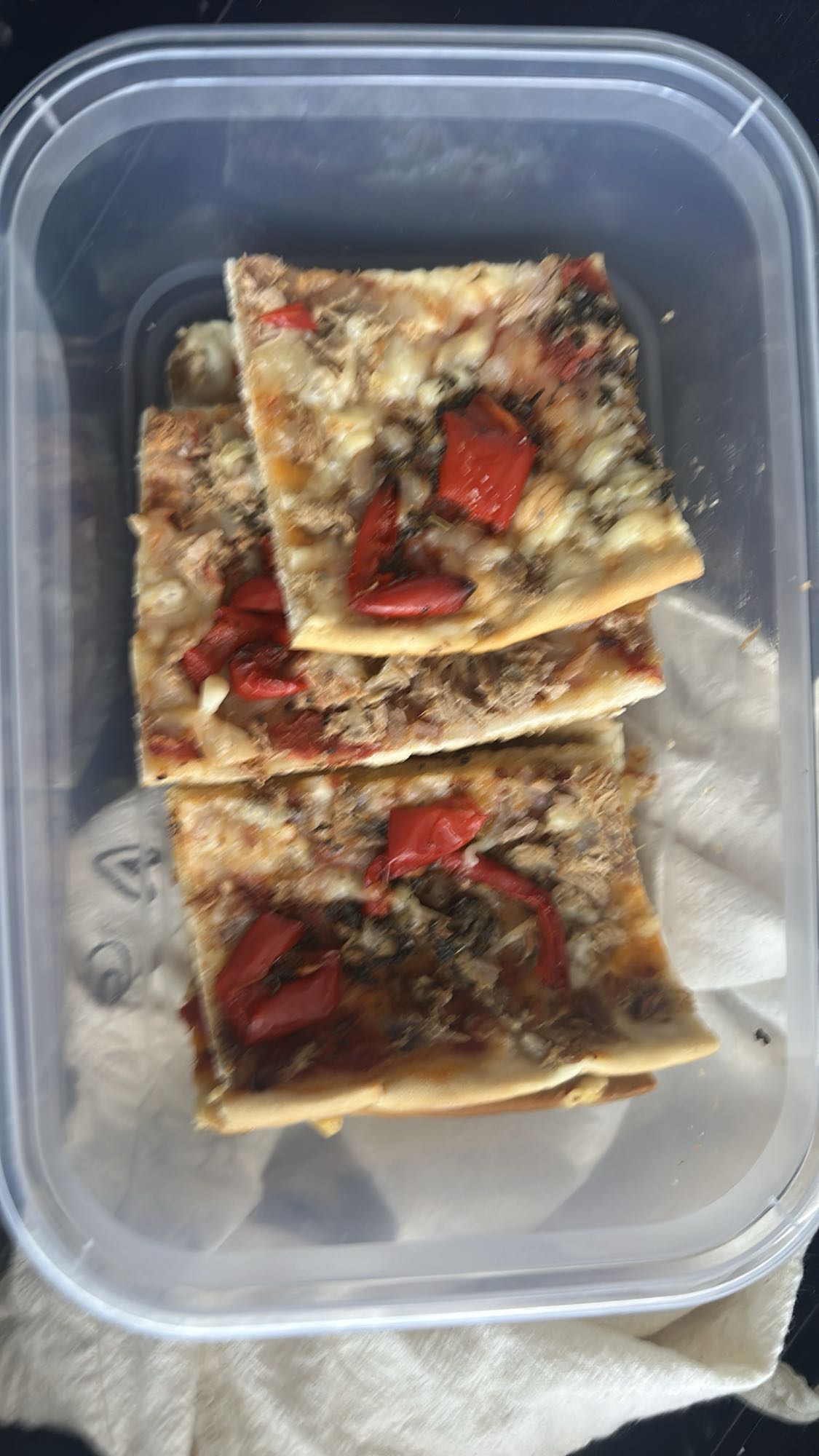 Selbstgemachte Pizza mit Thunfisch und Paprika