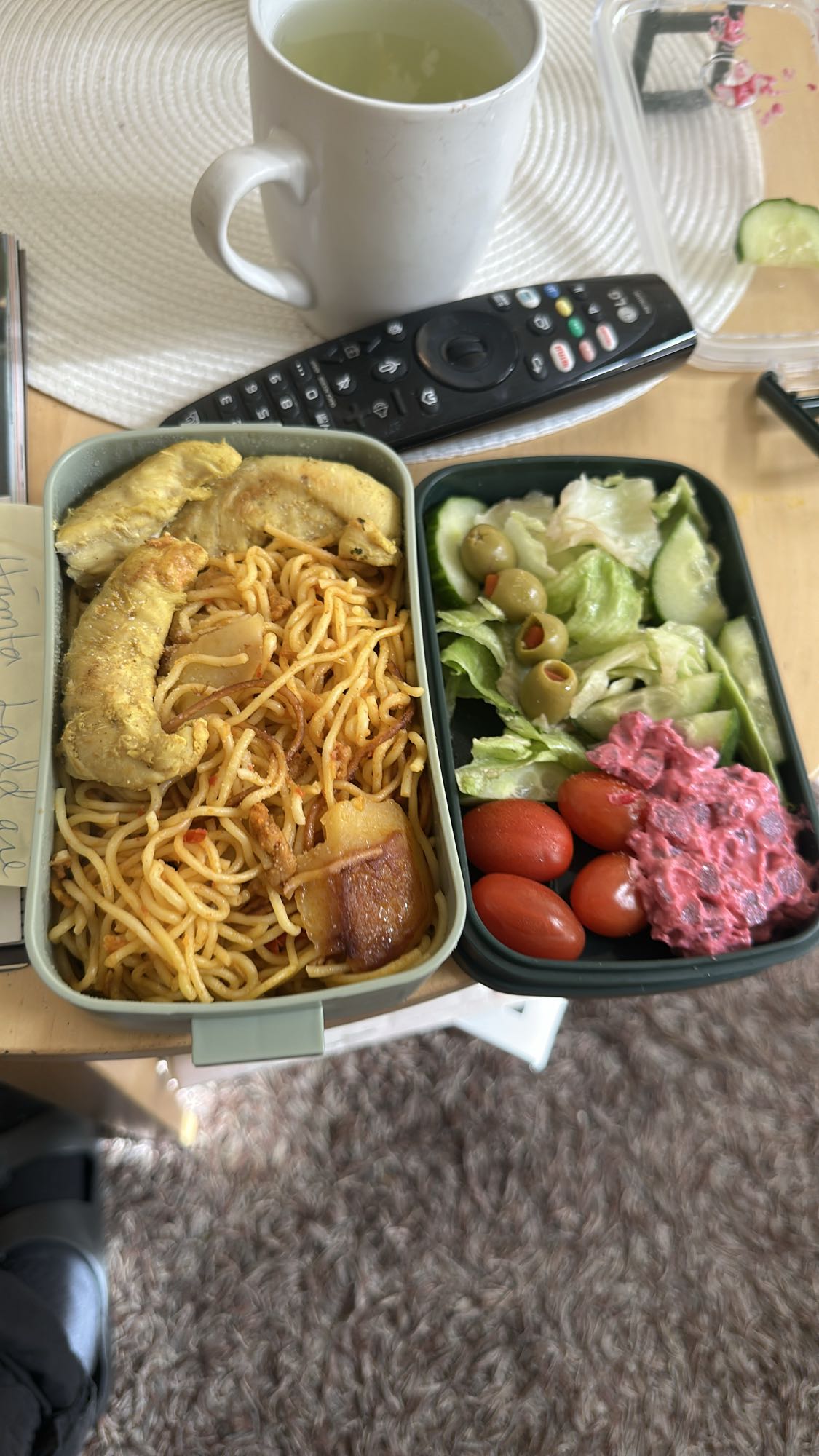 Kycklingnudlar med sallad