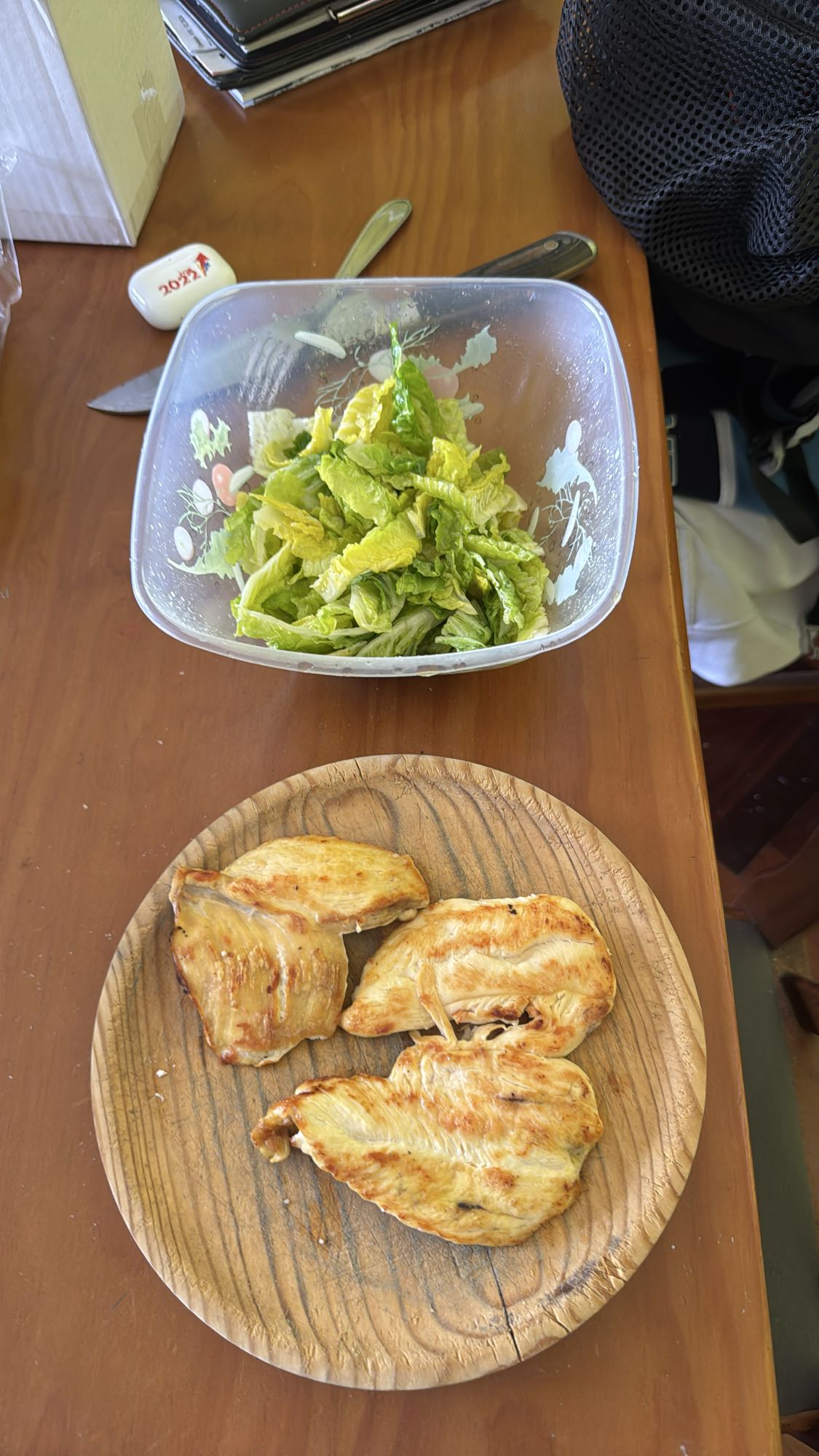 Pollo con ensalada verde