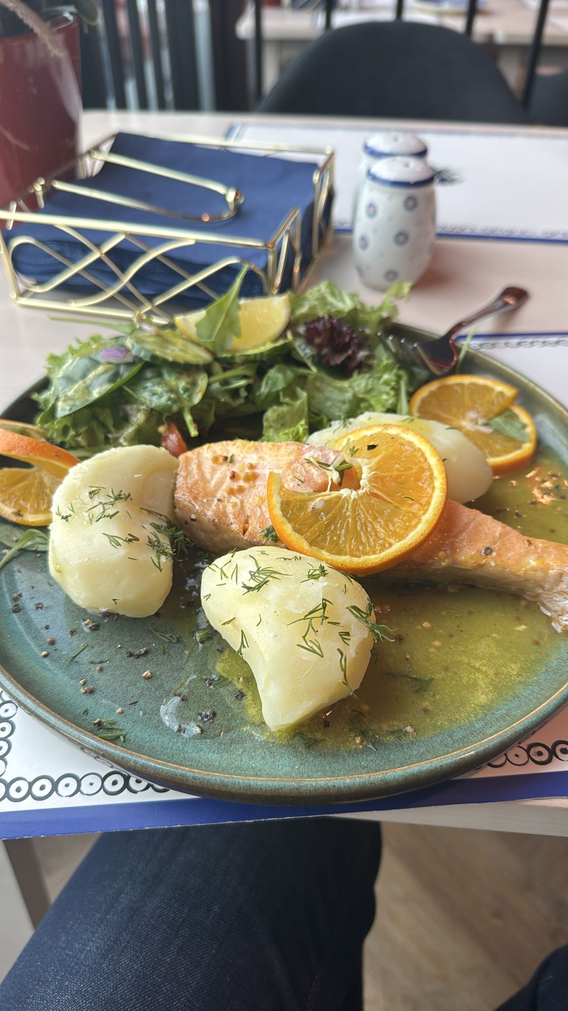 Łosoś z ziemniakami i sałatą