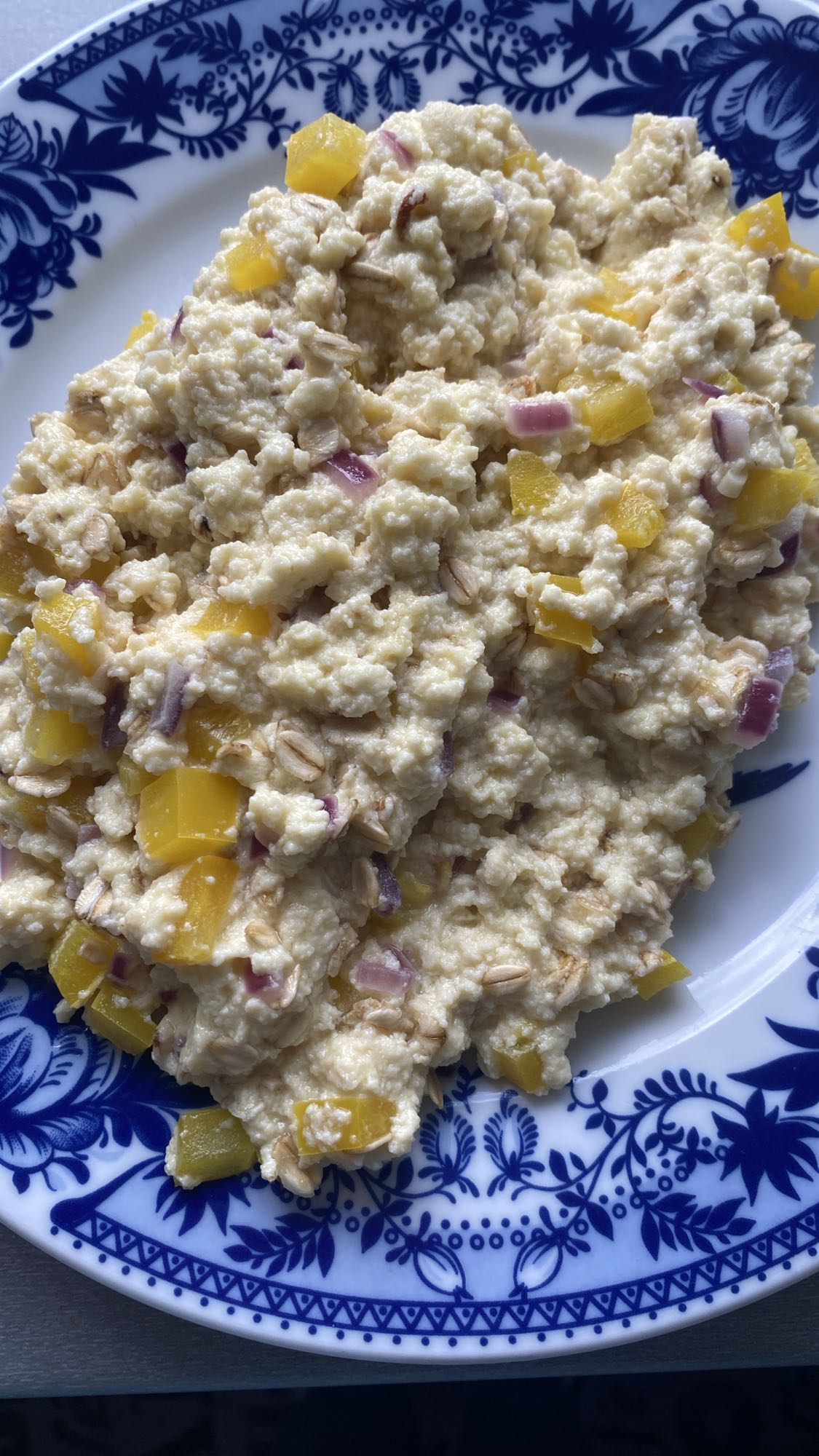 Jajecznica z warzywami i serkiem wiejskim