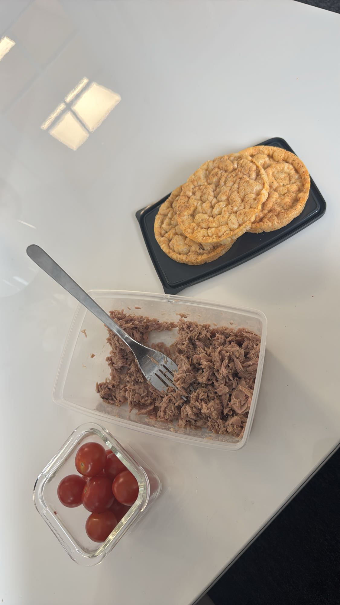 Tonfisk och riskakor med äpple och Pepsi Max