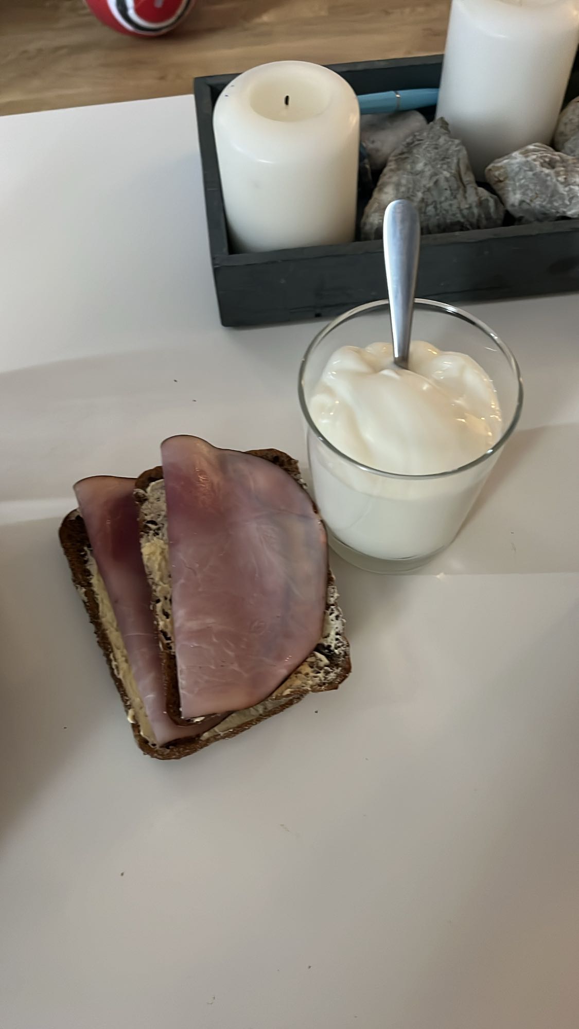 Skinkmacka och yoghurt