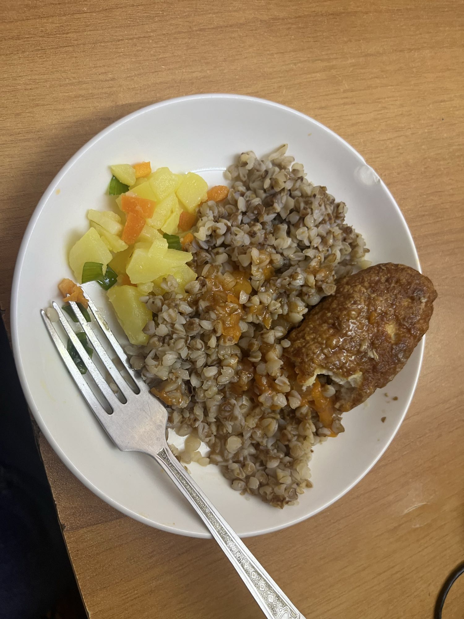 Гречка с куриной котлетой и овощами