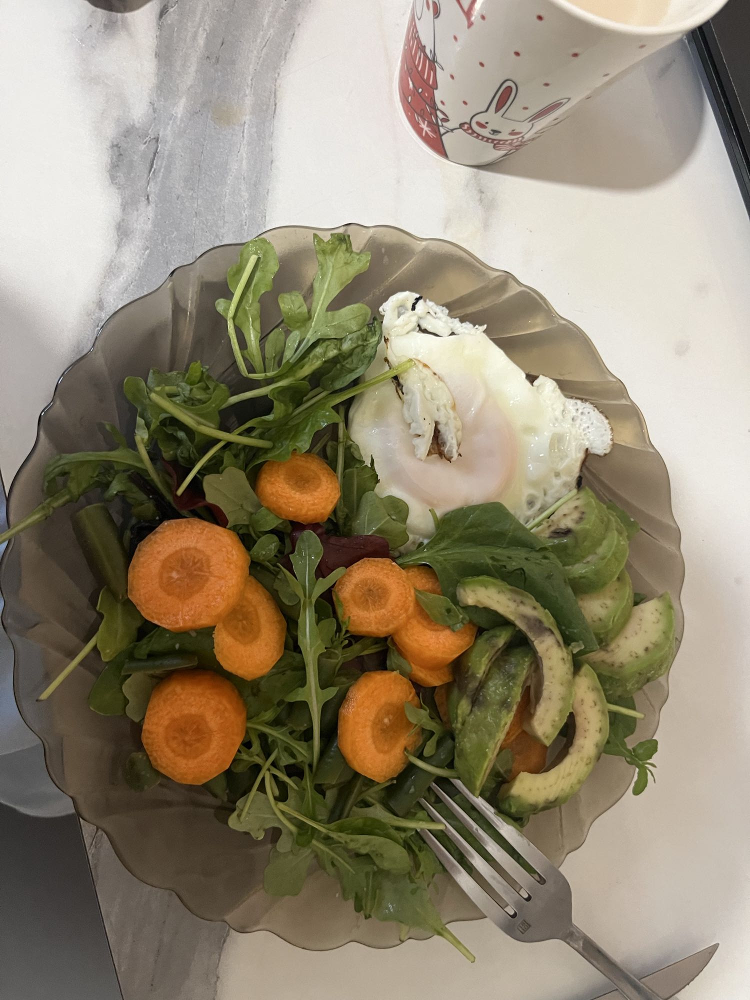 Салат с яйцом и авокадо