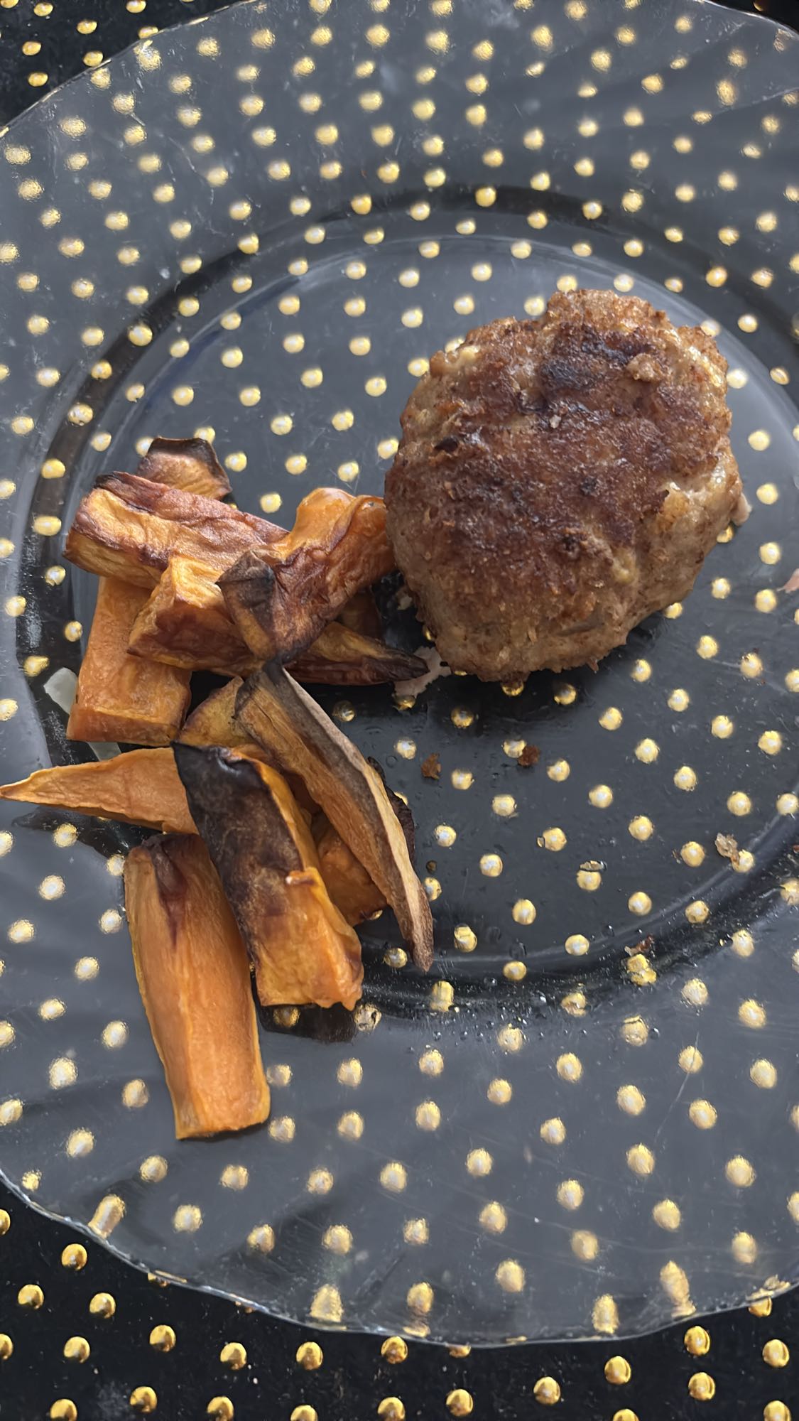 Kotlet z frytkami z batata