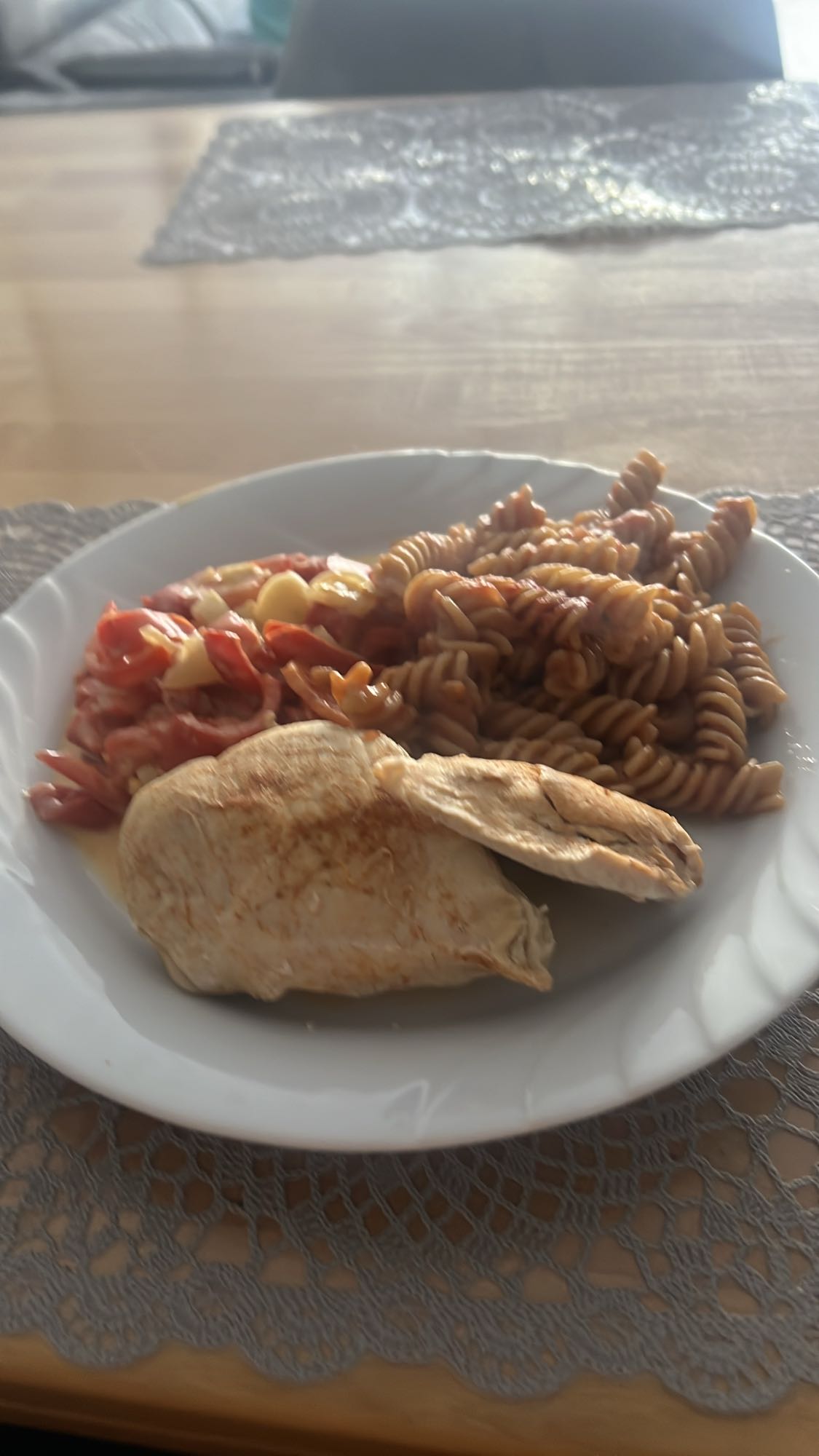 Hähnchen mit Vollkornnudeln