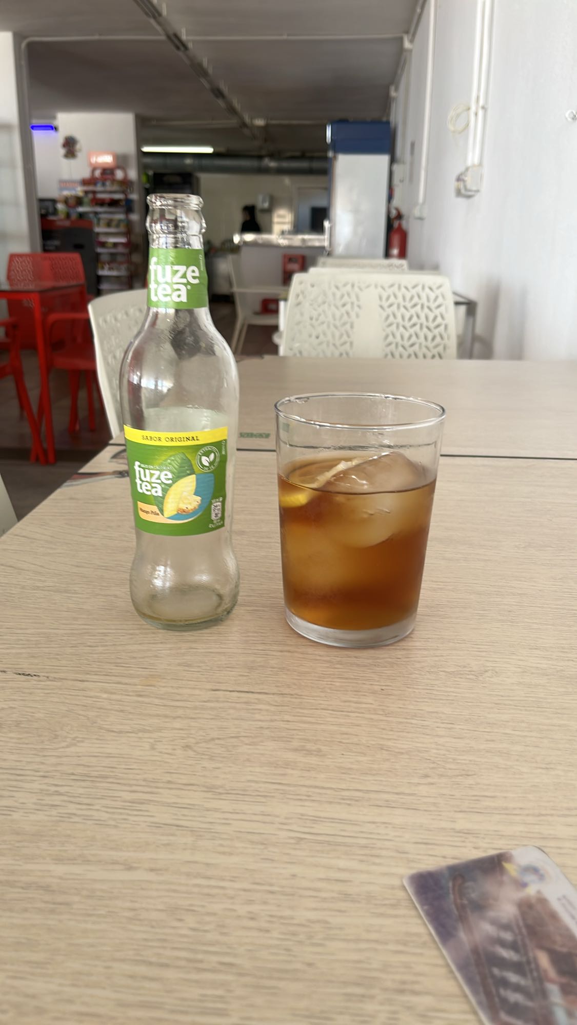 Té helado con limón