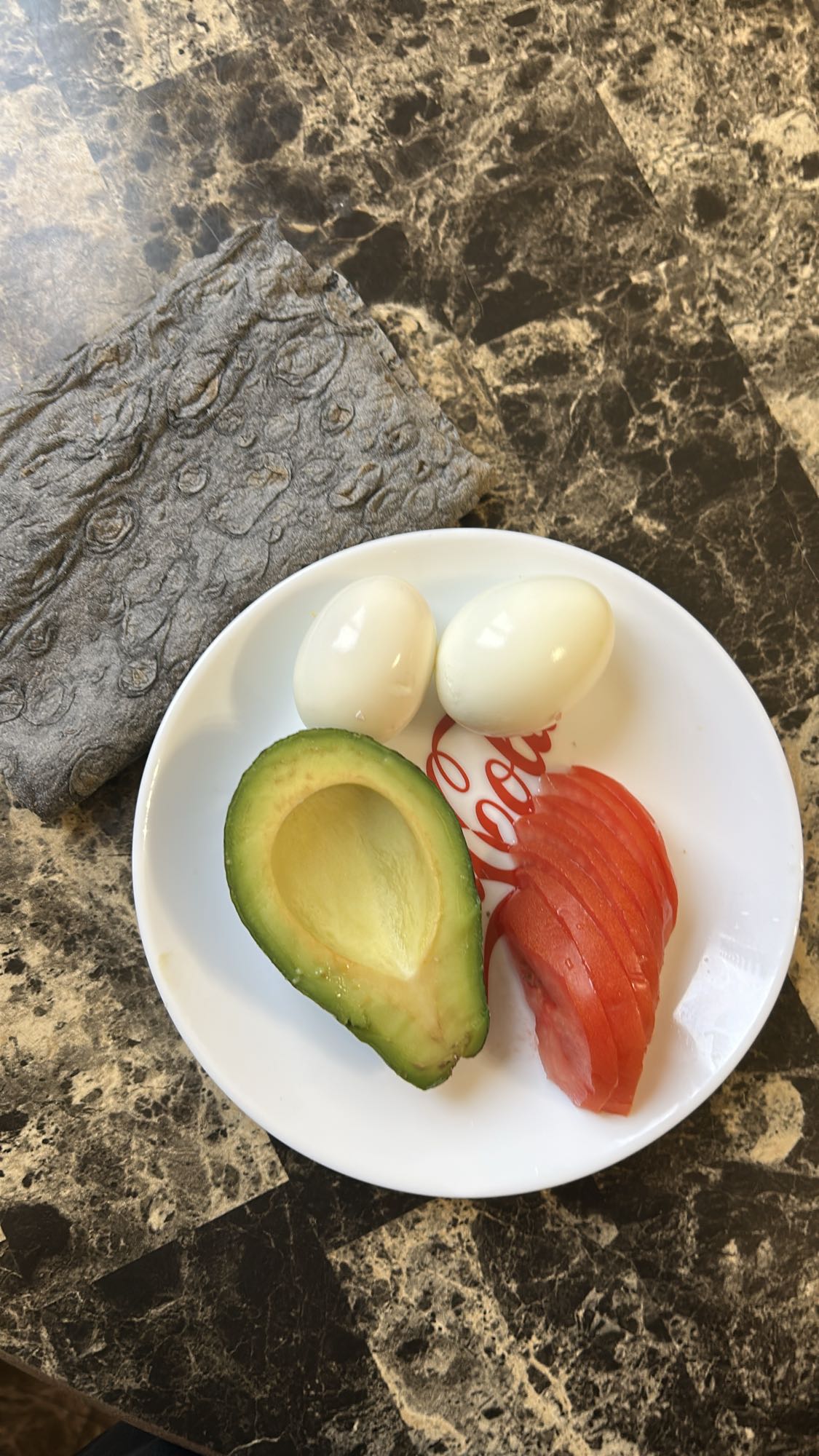 Яйца с авокадо и помидором