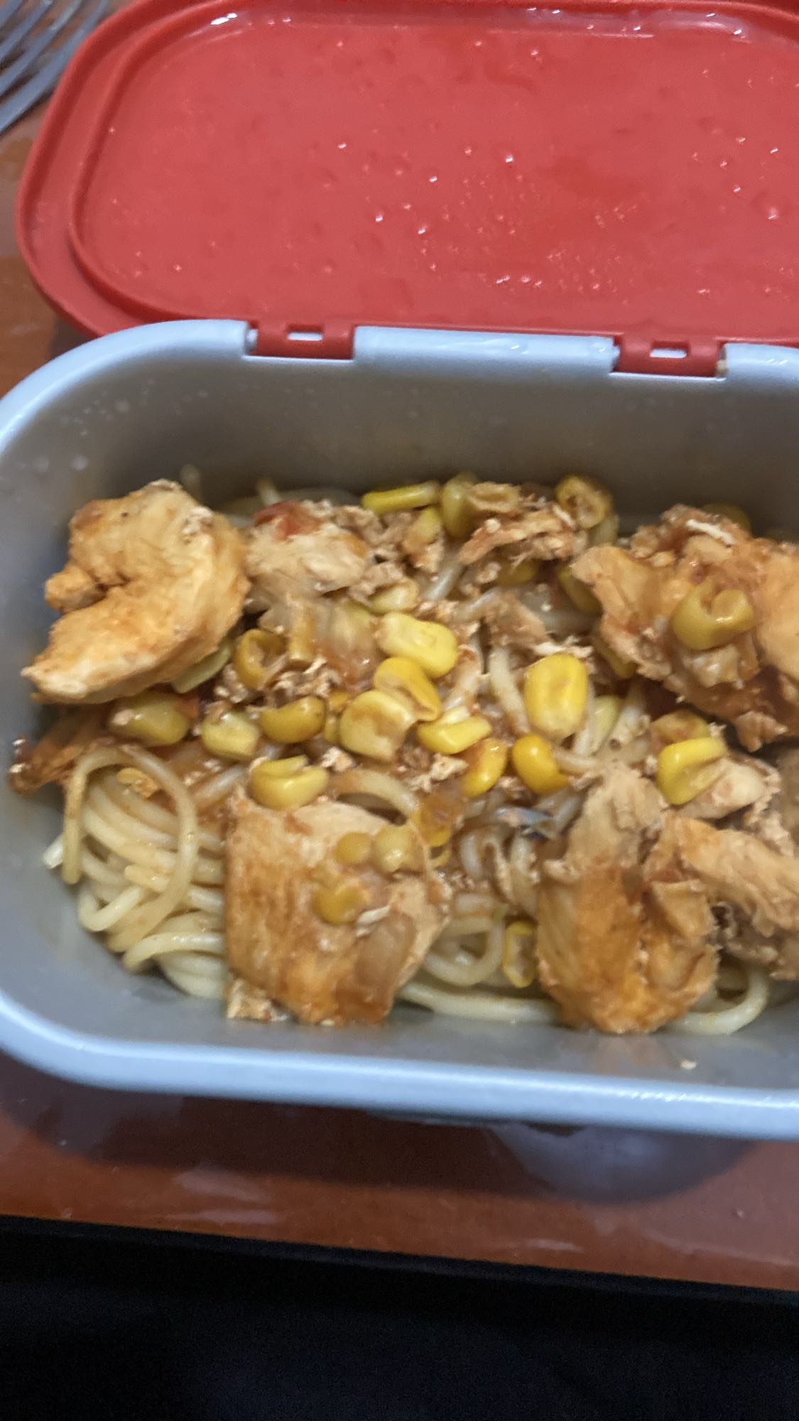 Macarrão com frango e milho