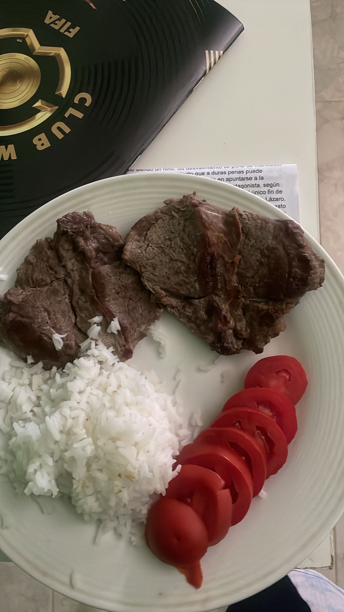 Carne, arroz y tomate