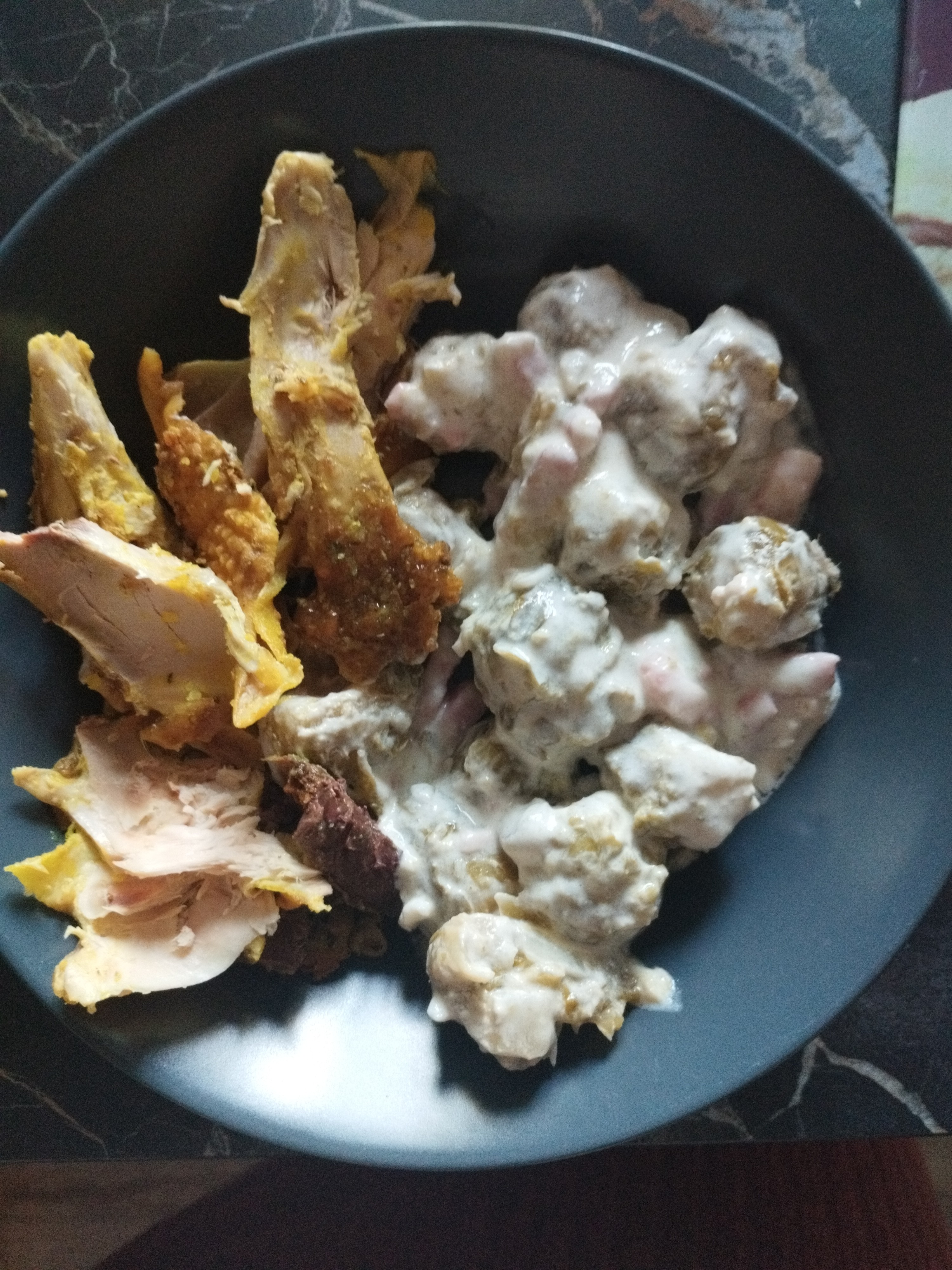 Poulet rôti et salade crémeuse
