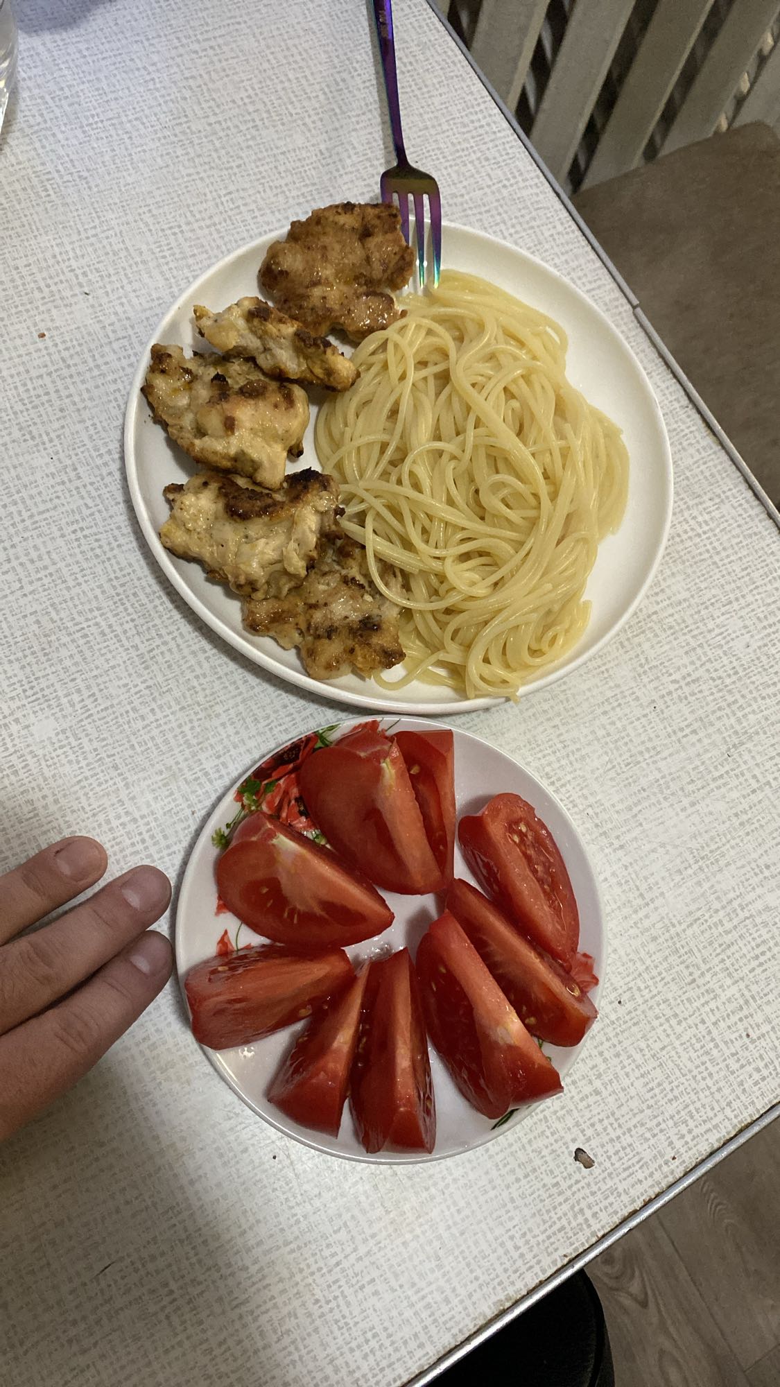 Курица с макаронами и помидором