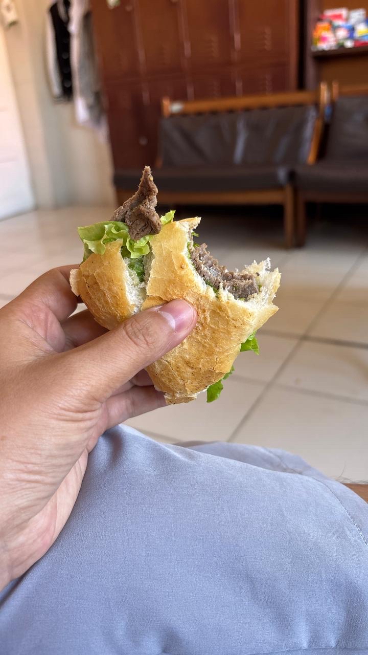 Sándwich de carne y lechuga