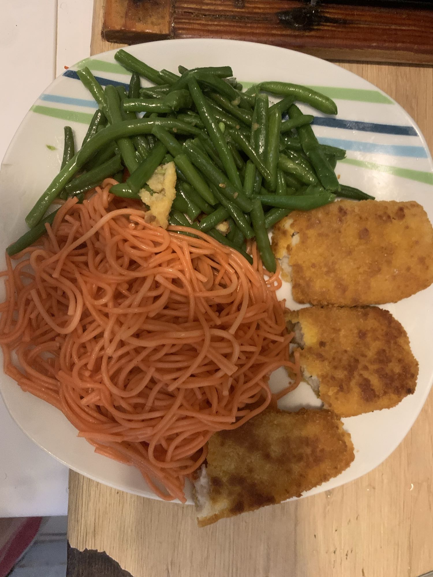 Poisson pané, haricots, pâtes