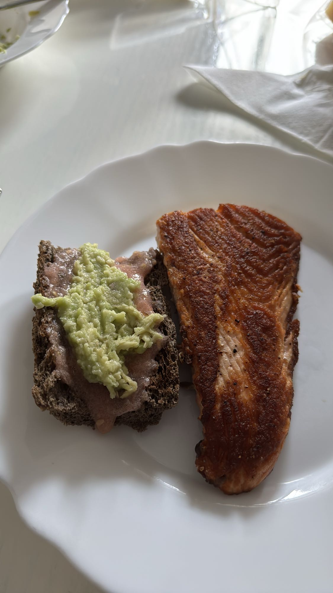 Salmón y pan integral