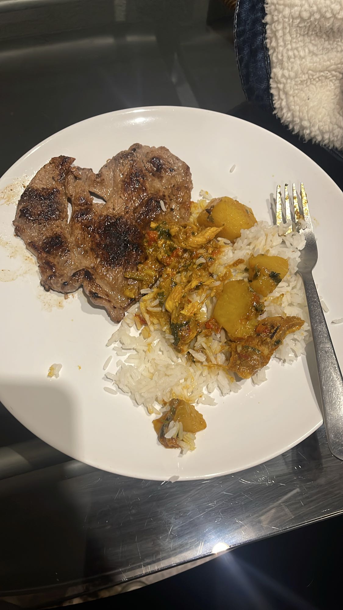 Carne con arroz y guiso