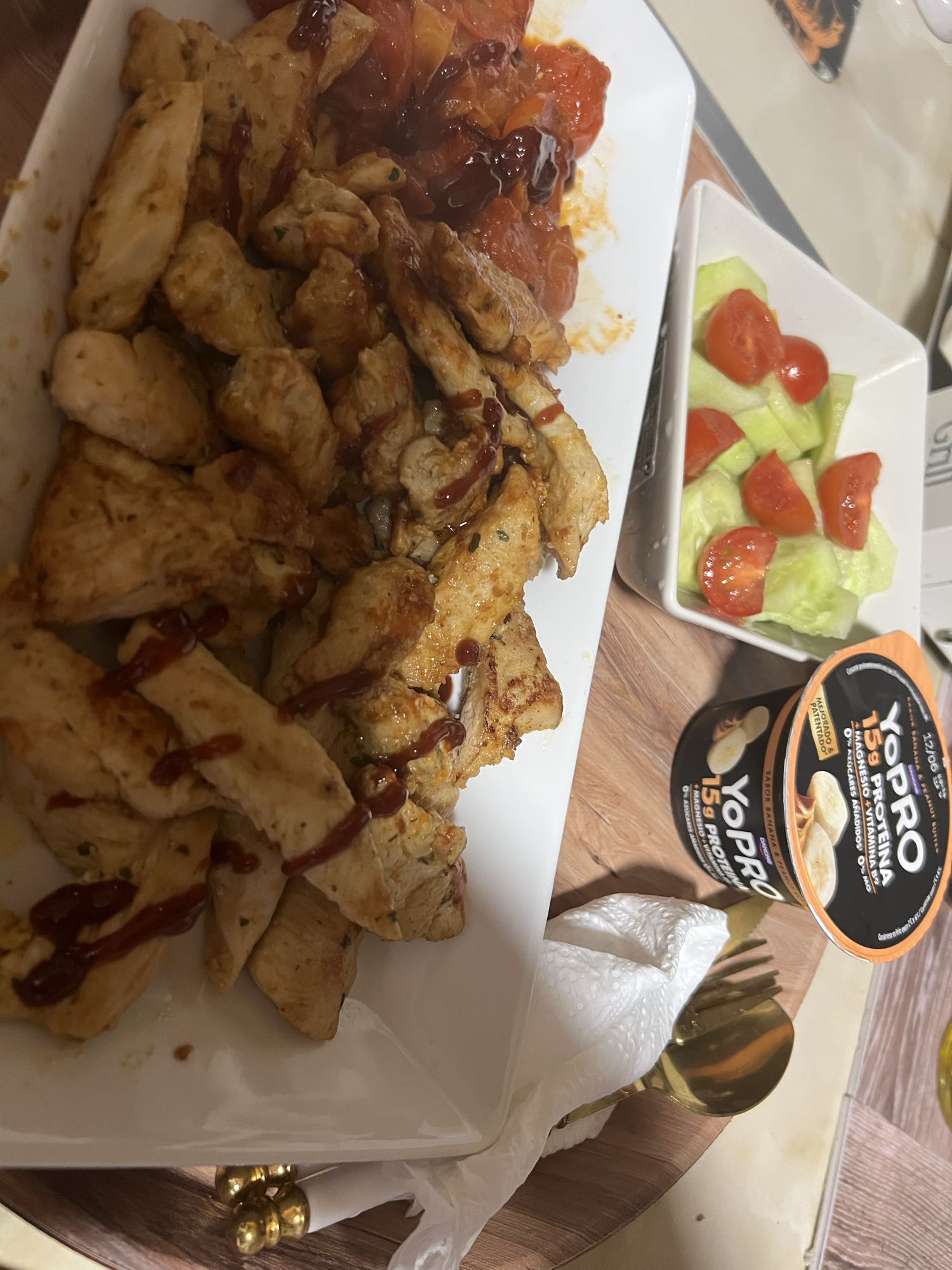 Pollo con ensalada y yogur