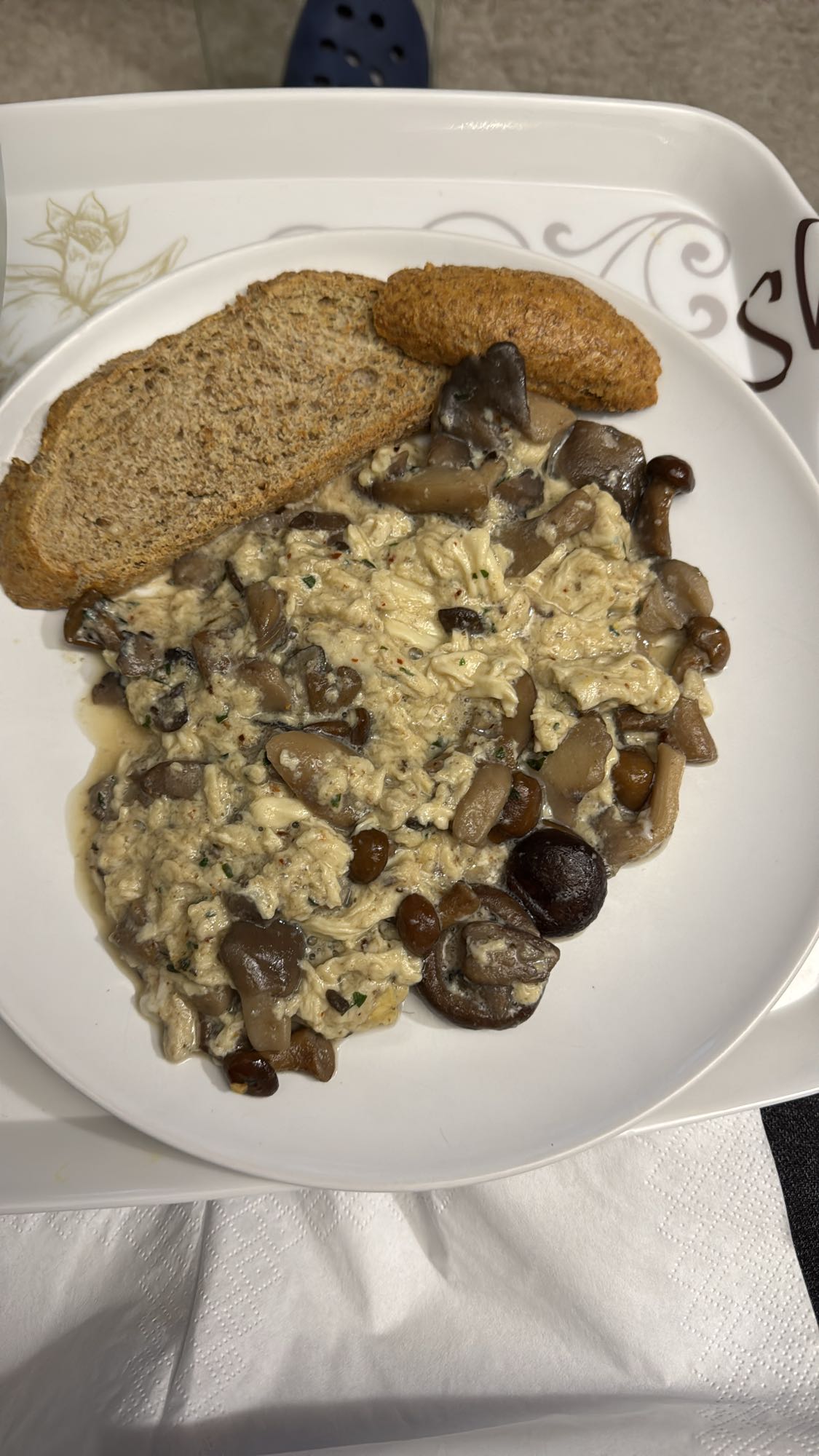 Revuelto de setas y pan integral